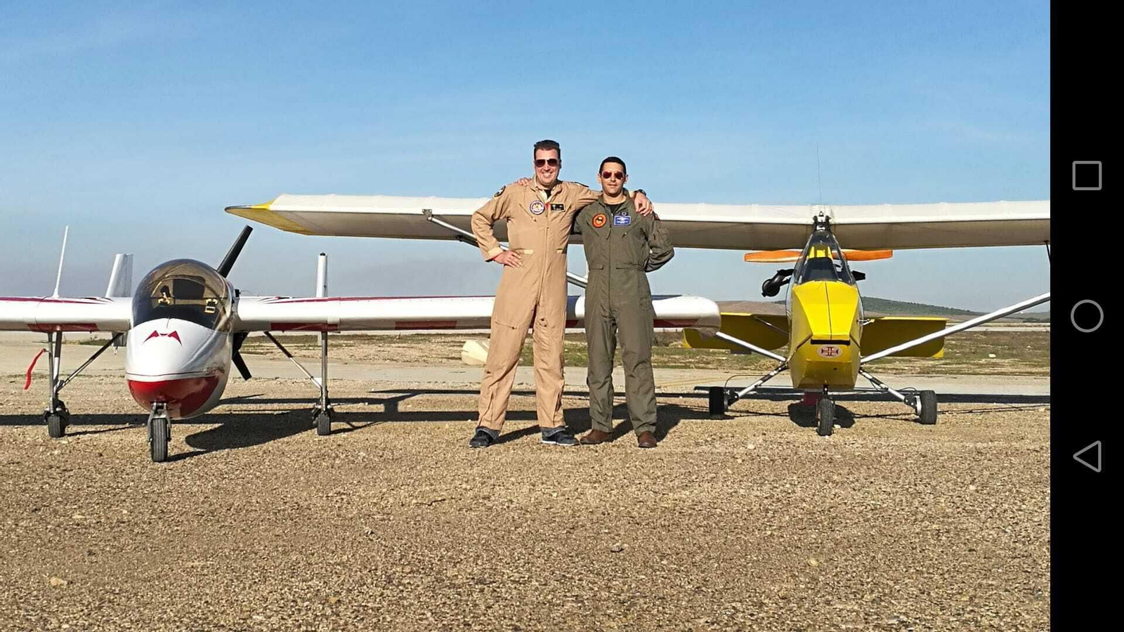 Los pilotos con sus aviones en el aeródromo de Lebrija.