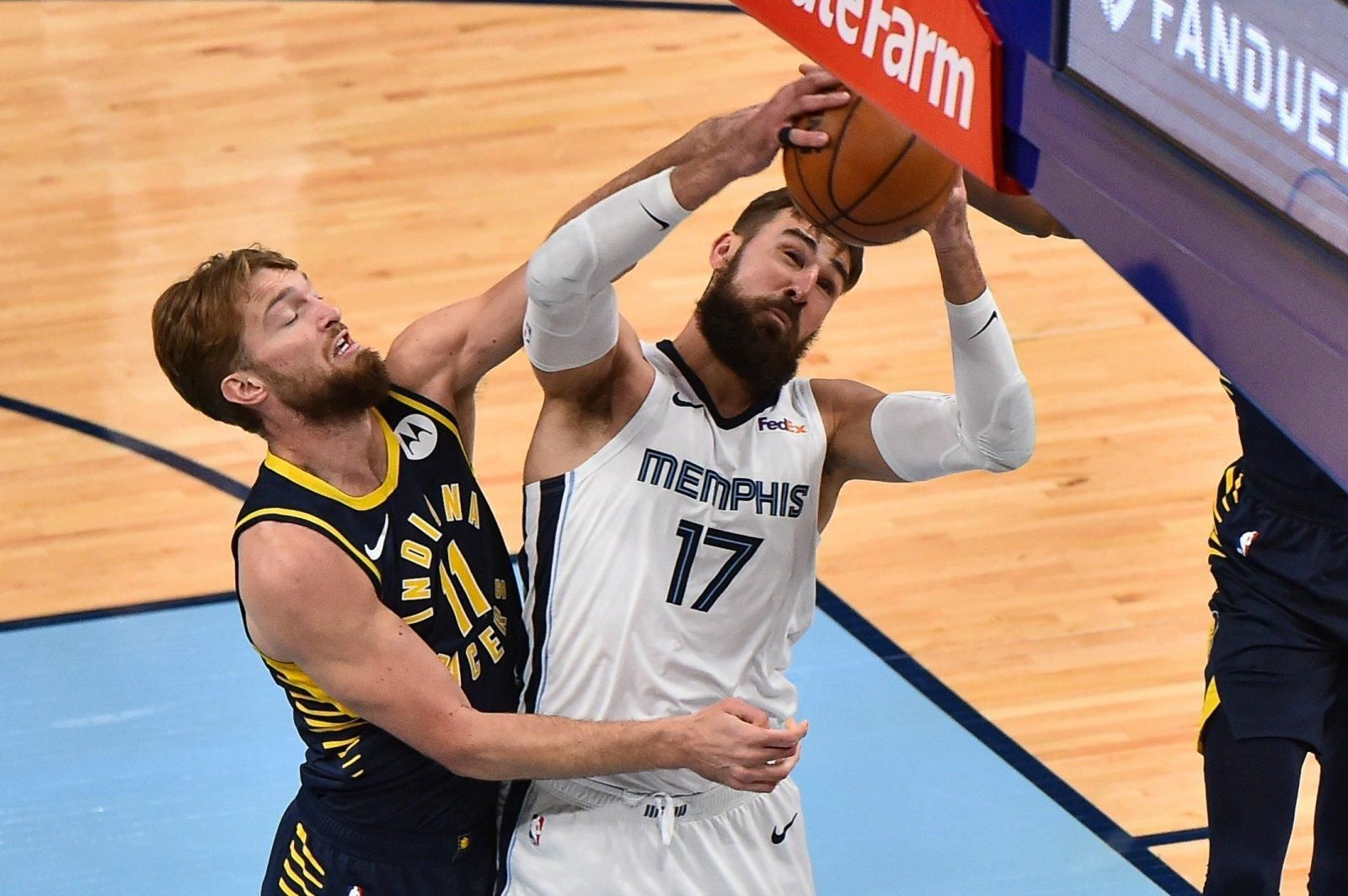 Domas Sabonis tapona a su compatriota Valanciunas.