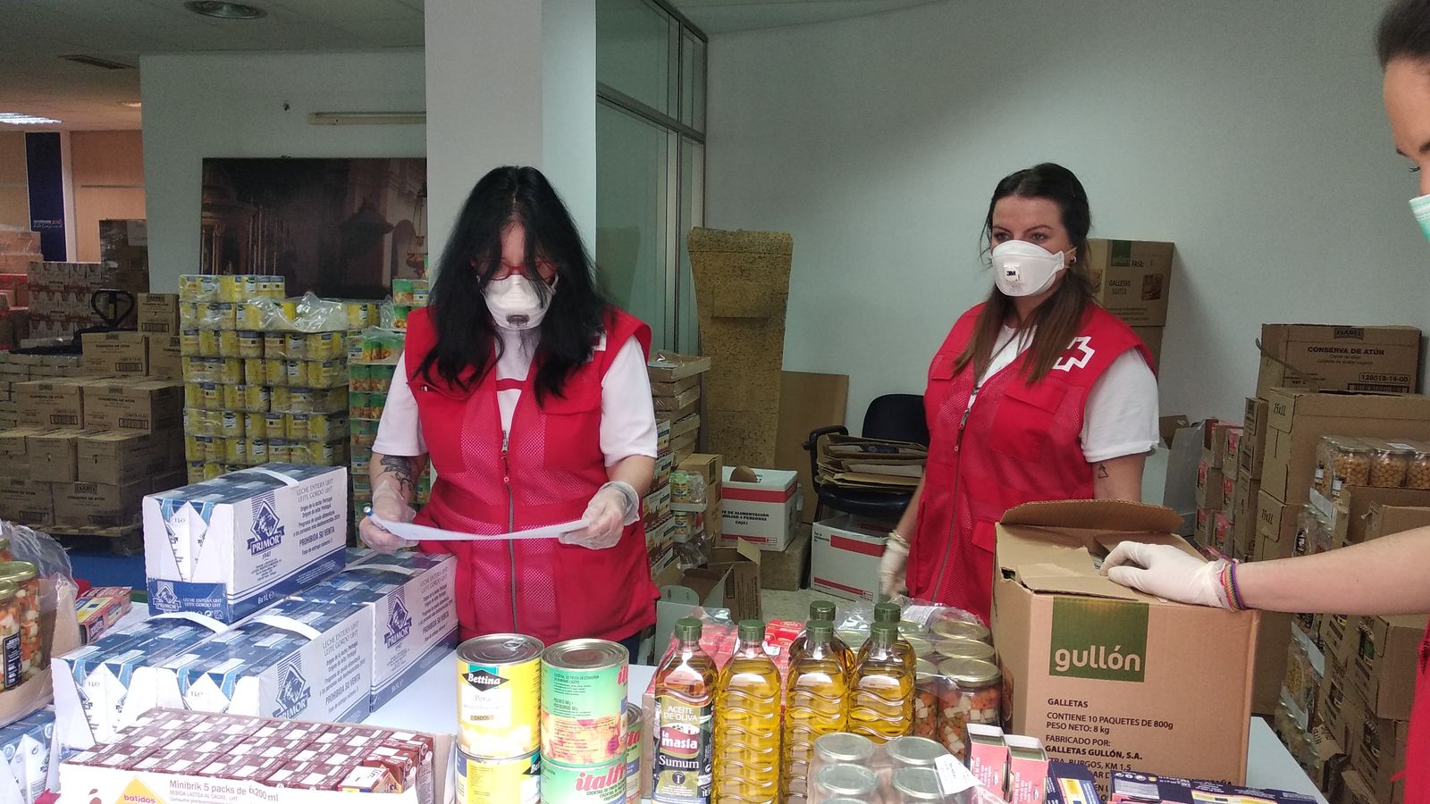 Preparando lotes de víveres en Cruz Roja.