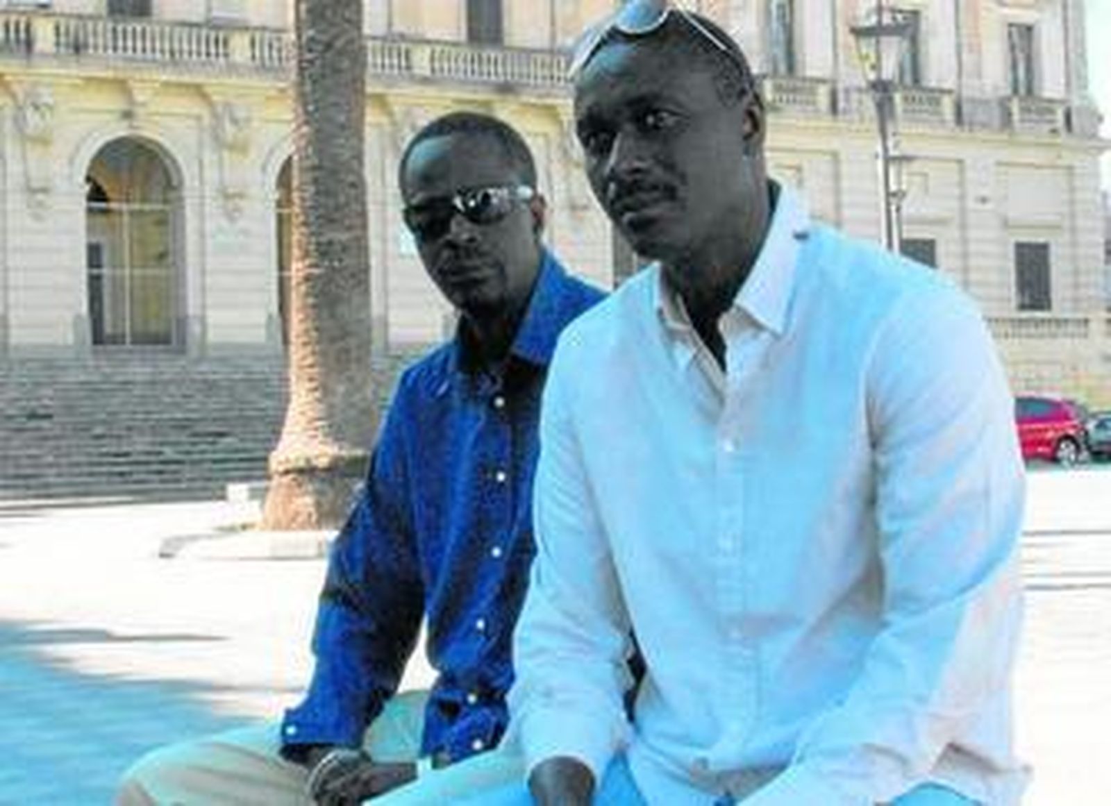 Che Sarr y Djibril Güeye, presidente y secretario de la asociación.