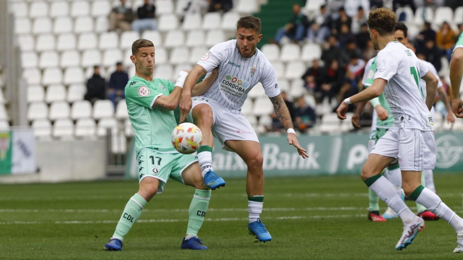 Casas intenta ganar el balón ante Tarsi Aguado en el Córdoba CF - Cultural Leonesa.
