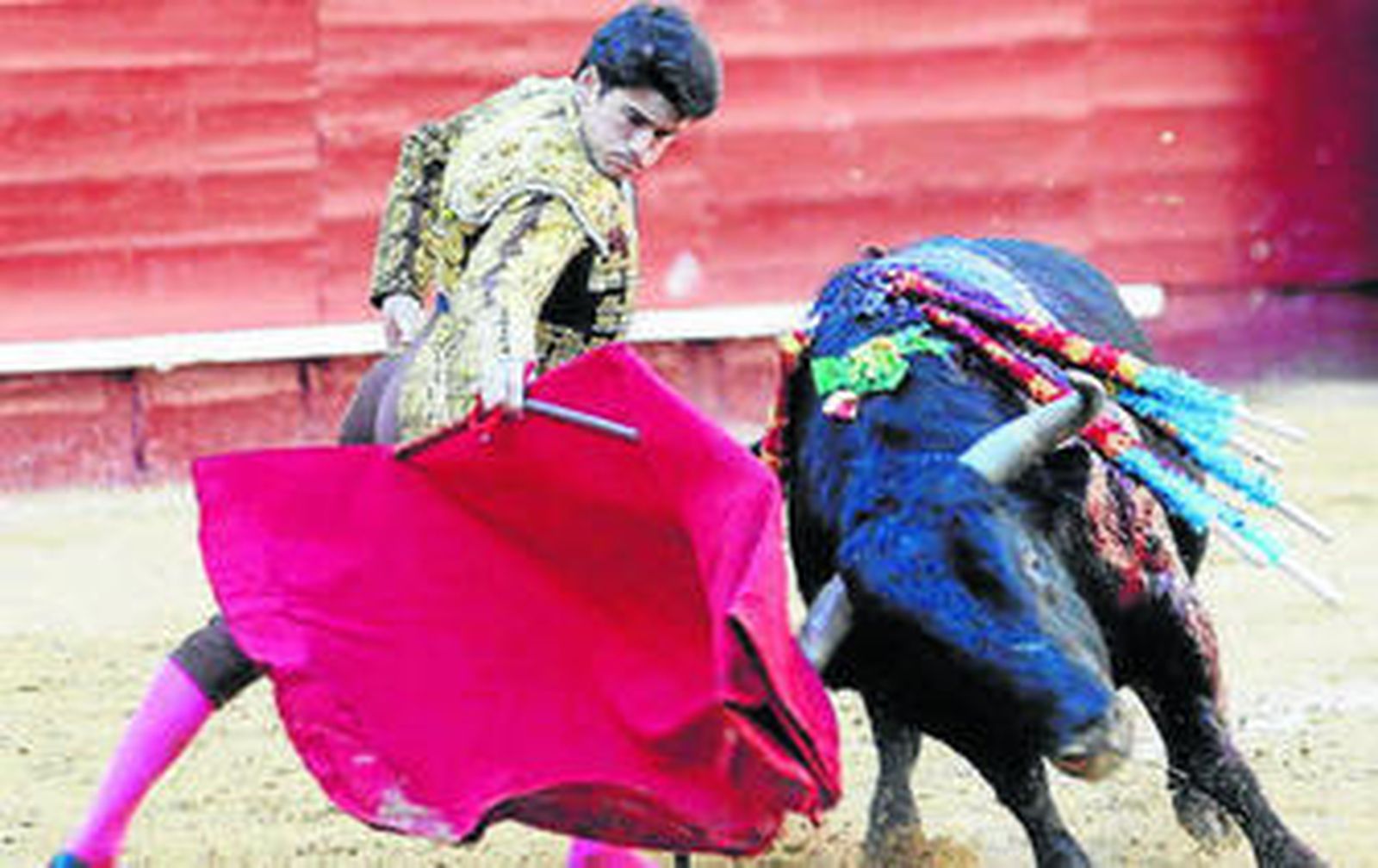 El novillero José Garrido, en un muletazo, líder de su escalafón.