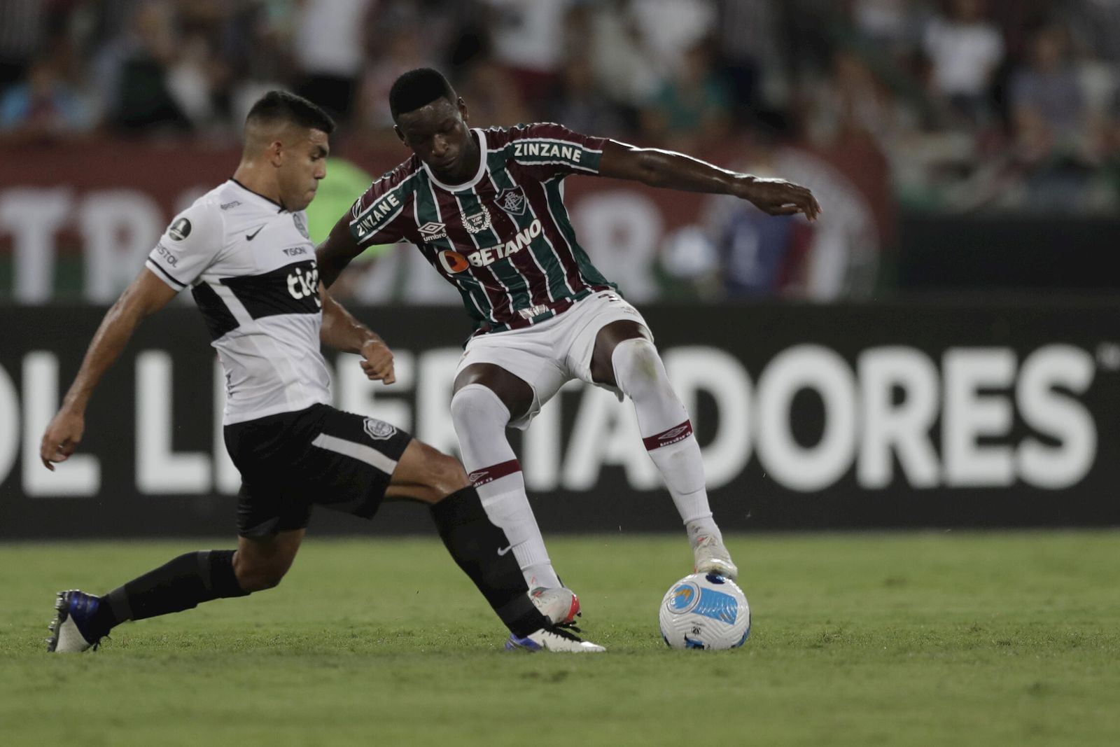 Luiz Henrique pisa la pelota en un partido reciente del Fluminense.
