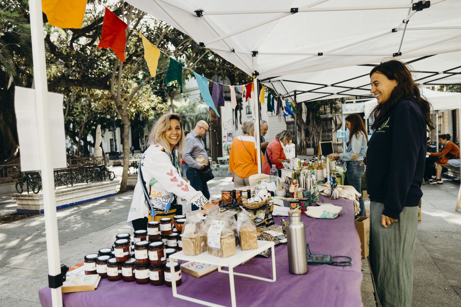 Imágenes del "Ecomercado" en la plaza de mina  y "comercios a la calle" en la calle Ancha.