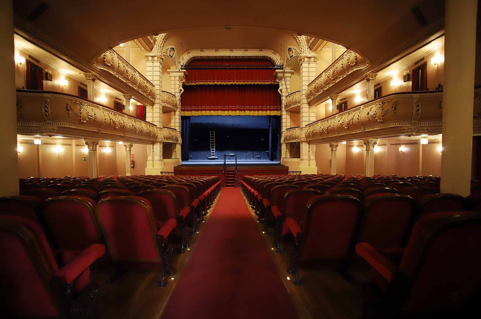 Imágenes de la visita guiada al Gran Teatro de Huelva por su 100 aniversario