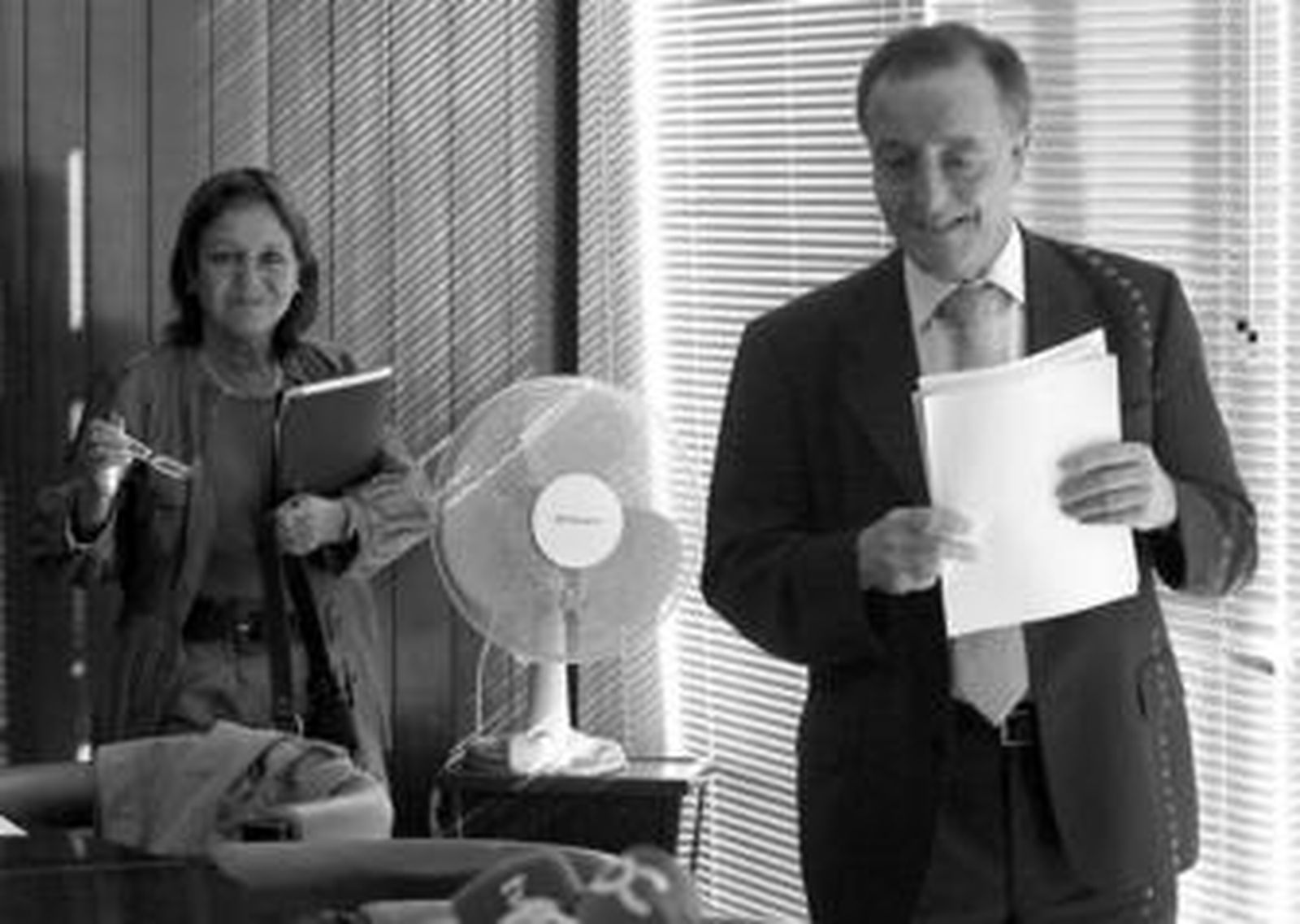 El delegado provincial de Salud, Hipólito García, y la gerente del Puerta del Mar, Asunción Cazenave, antes de la rueda de prensa.
