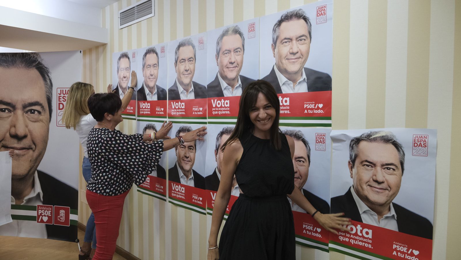 Imágenes del inicio de campaña electoral andaluza con la pegada de carteles.