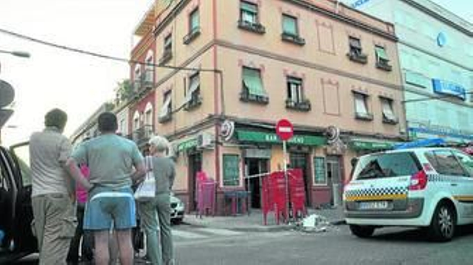 La Policía Local acordona la zona mientras varios vecinos observan en la esquina de la calle.