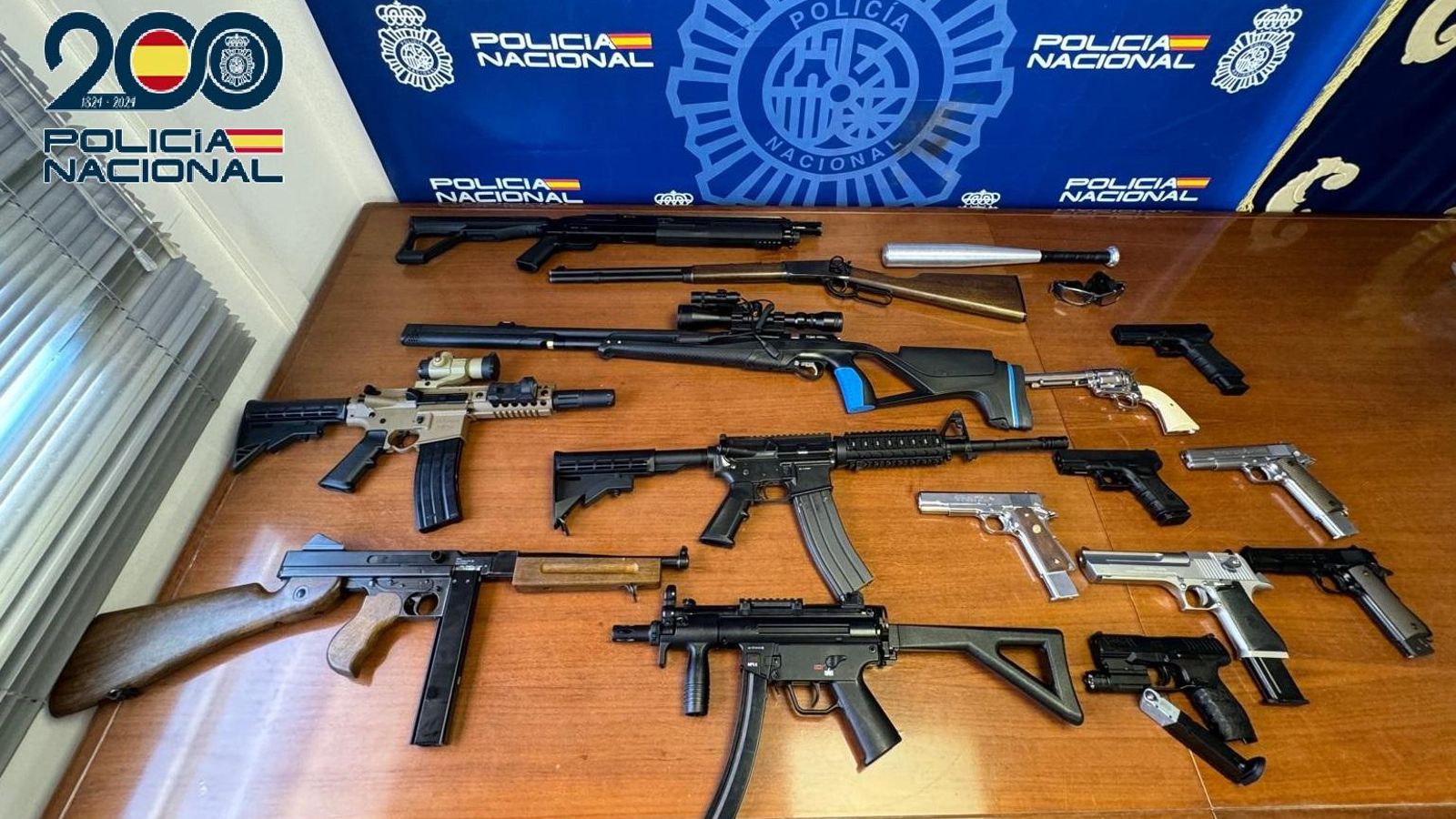 Armas intervenidas al detenido por disparar a la Comisaría Provincial de Cádiz.