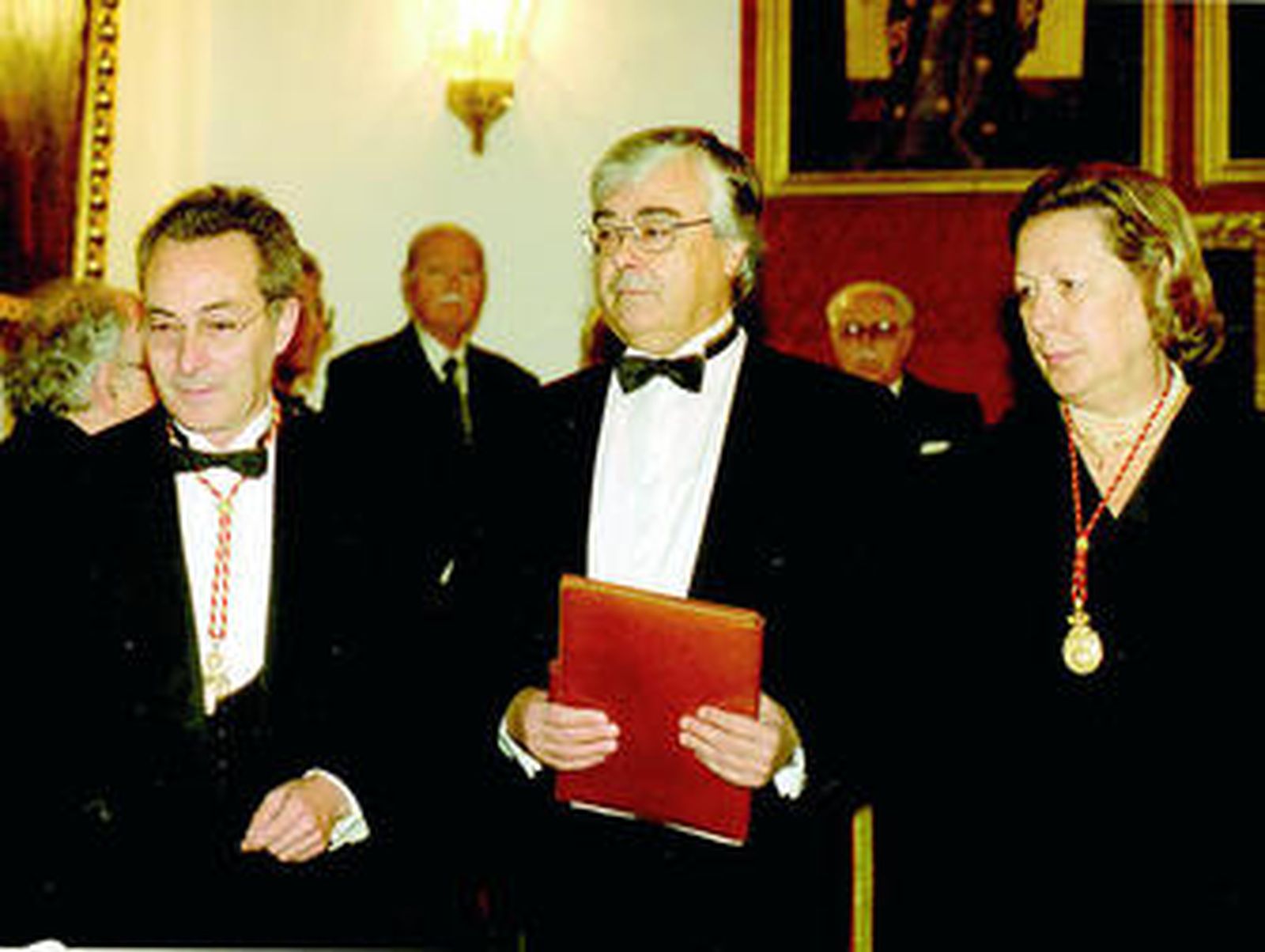 González Jiménez, en el centro, y Enriqueta Vila, en una sesión académica junto a Jacobo Cortines.