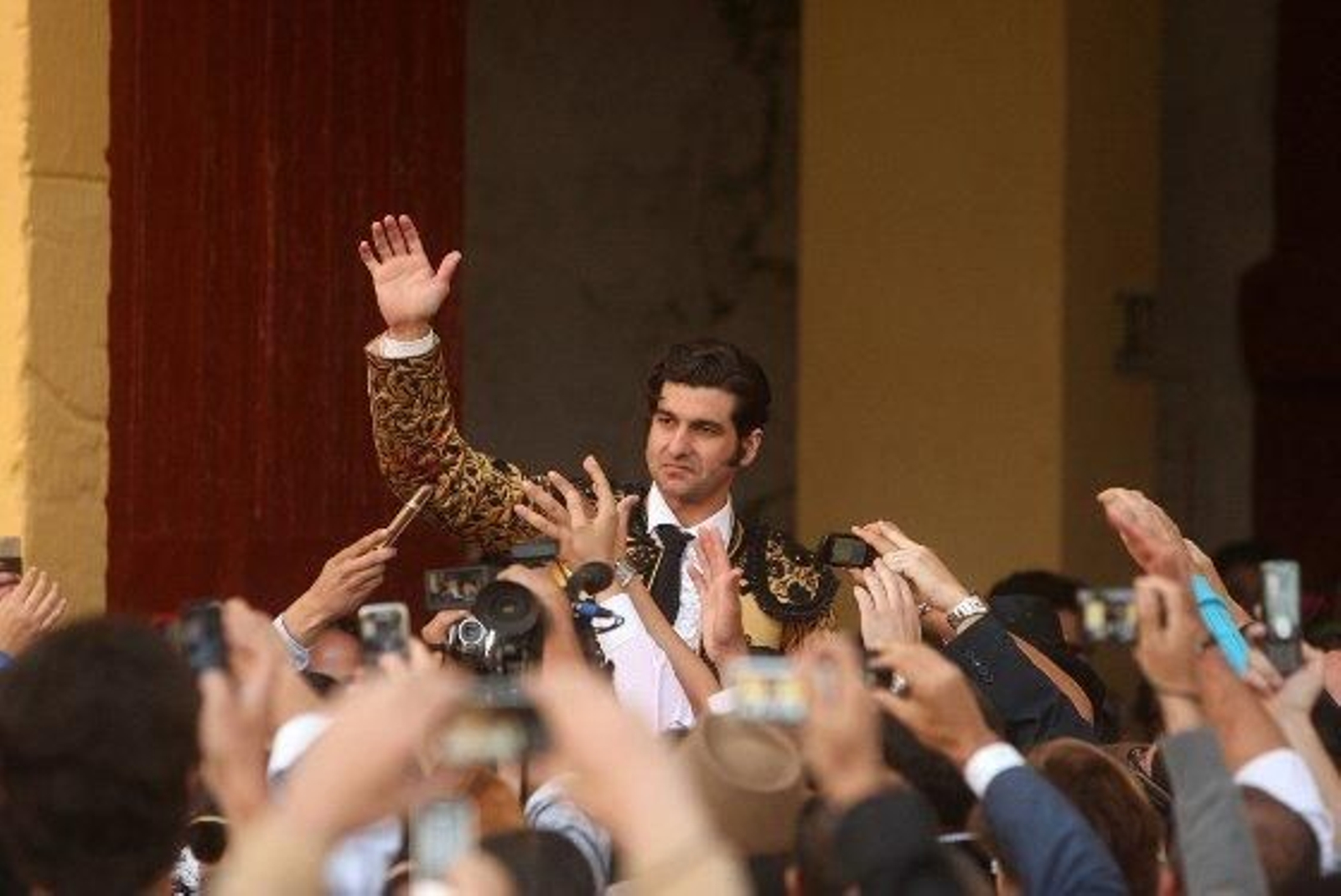 El diestro José Antonio "Morante de la Puebla" protagoniza una actuación magistral, en el cuarto festejo de la Feria del Caballo de Jerez, al cortar dos orejas, que pudieron ser más de haber estado más acertado con los aceros. 

Foto: Juan Carlos Toro