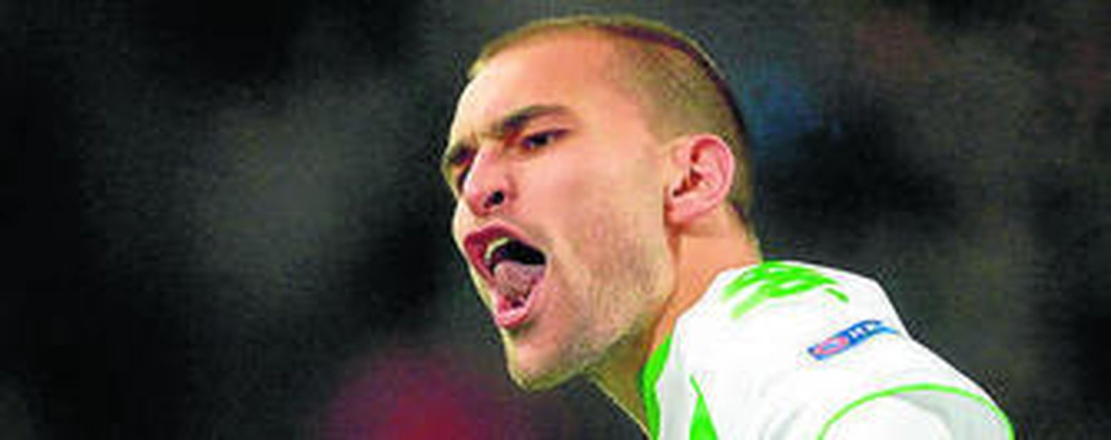 Sanabria se lleva el balón en un lance con Bale, en un duelo de esta campaña.