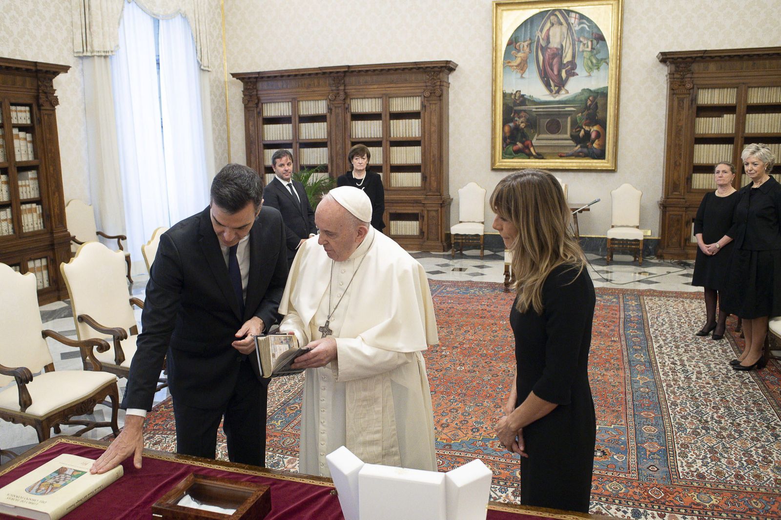 El presiente del Gobierno y su esposa durante la audiencia que les ha dispensado el Papa en el Vaticano este sábado.