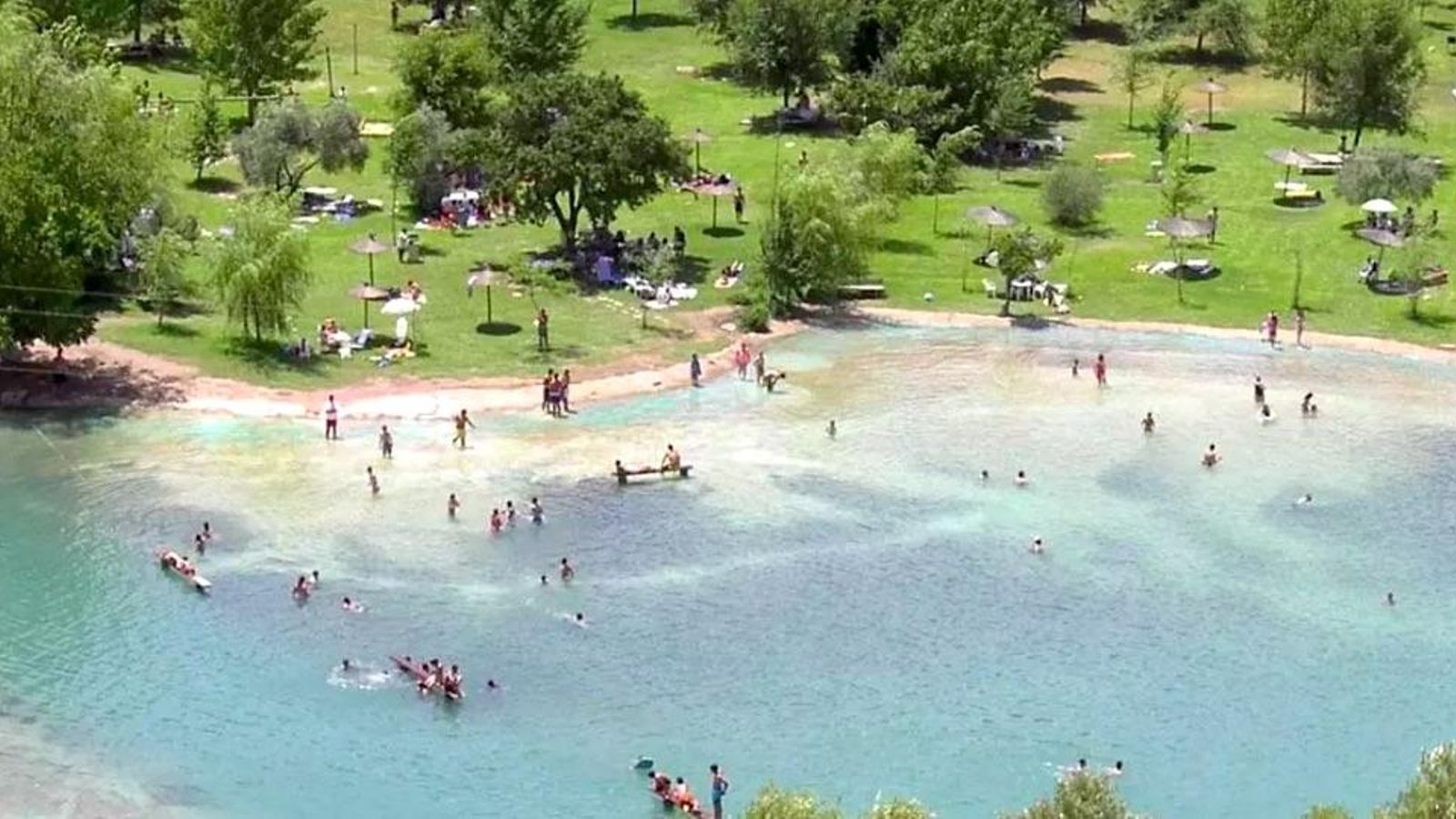 Vista aérea de La playita de Zahara de la Sierra.