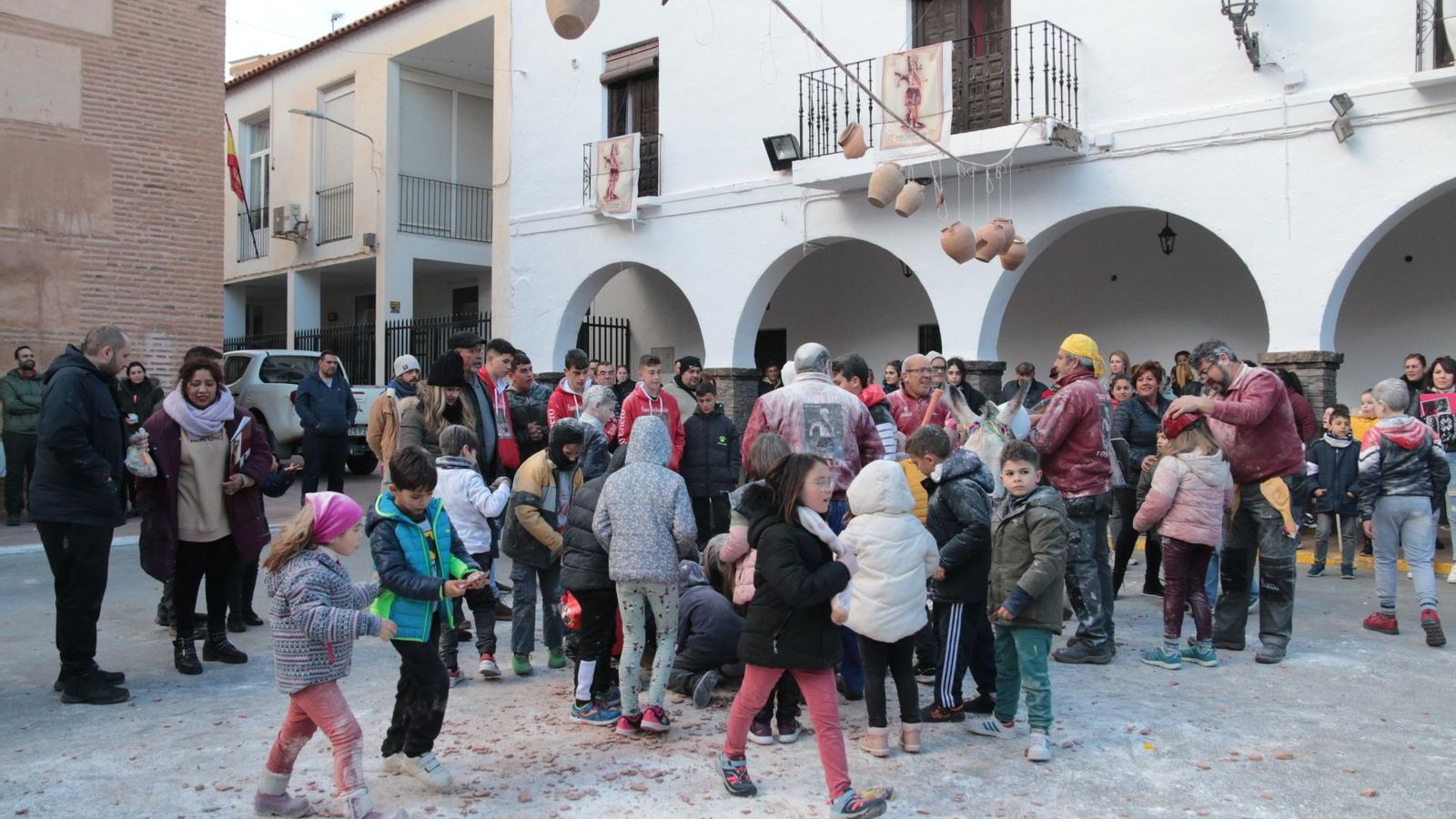 Decenas de niños se dan cita en lo que es ya un clásica de las fiesta de Fiñana.