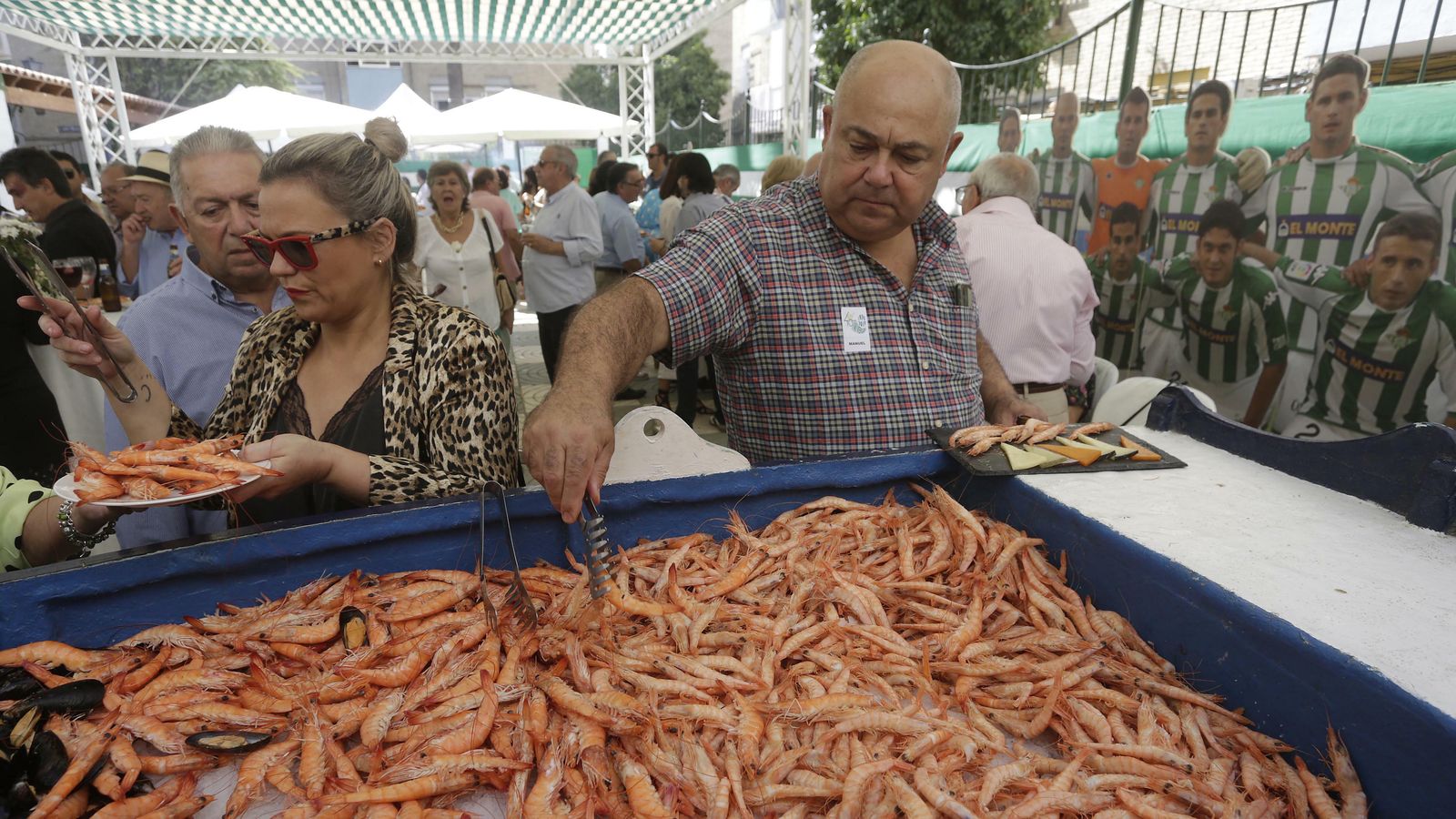 Degustación de gambas en la celebración de la peña bética Rafael Gordillo.
