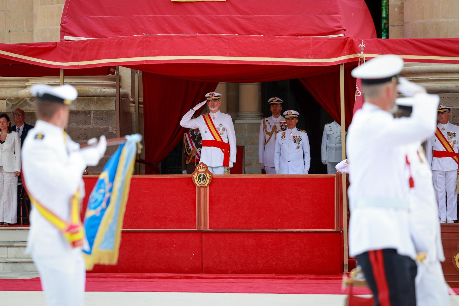 Las imágenes de la entrega de despachos a los nuevos suboficiales de la Armada que ha presidido el Rey en San Fernando
