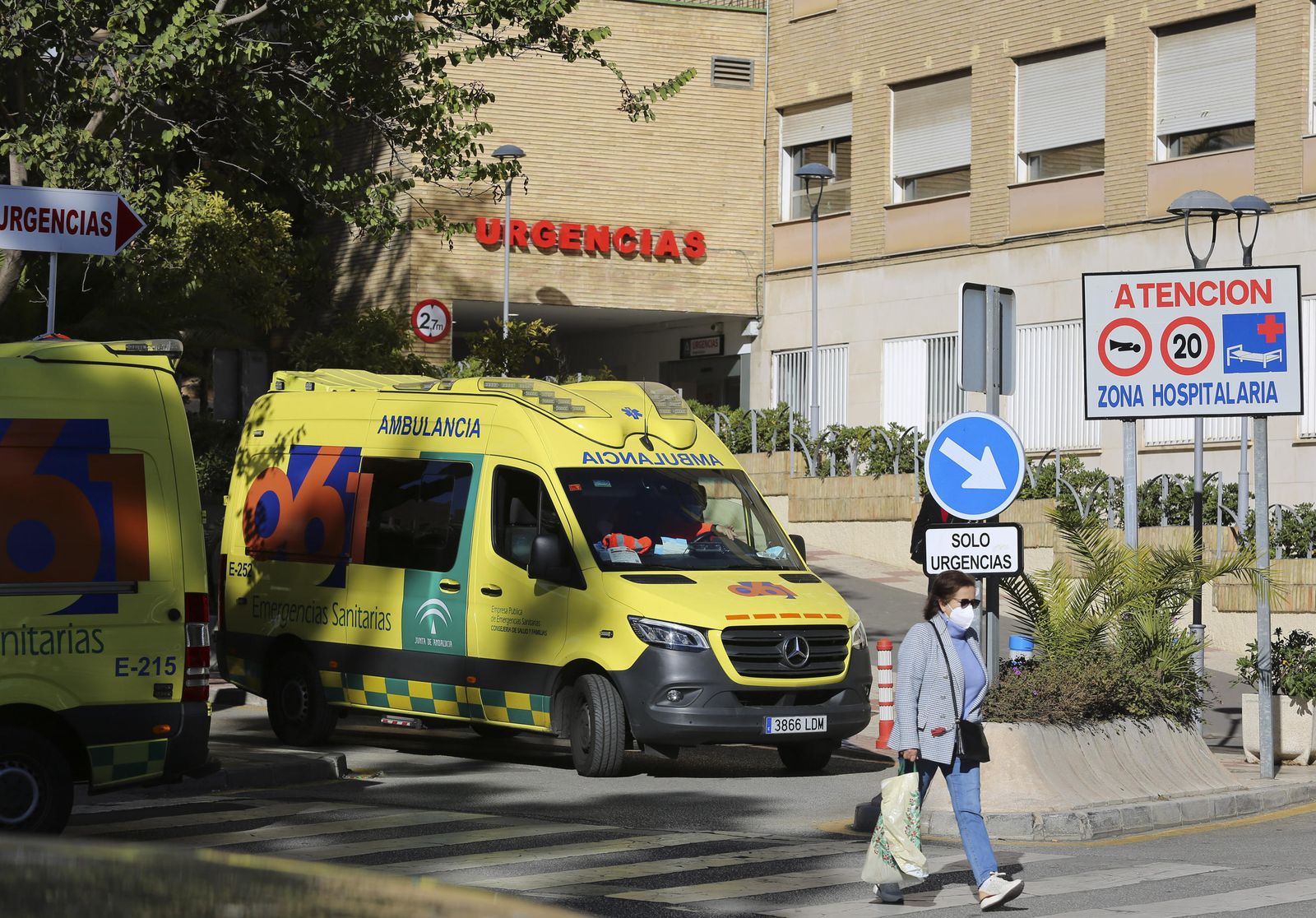 Ambulancias en el Hospital Regional de Málaga.