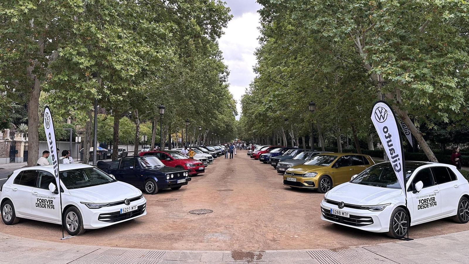 El Paseo de la Bomba albergó algunos de los mejores modelos de todos los tiempos del Golf en una exposición única en Granada. El Paseo de la Bomba albergó algunos de los mejores modelos de todos los tiempos del Golf en una exposición única en Granada.