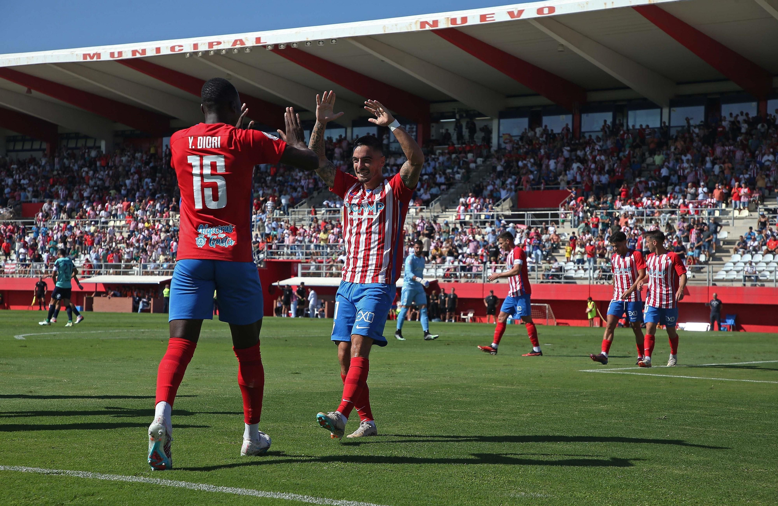 El Algeciras festeja su tanto contra el Sanluqueño.