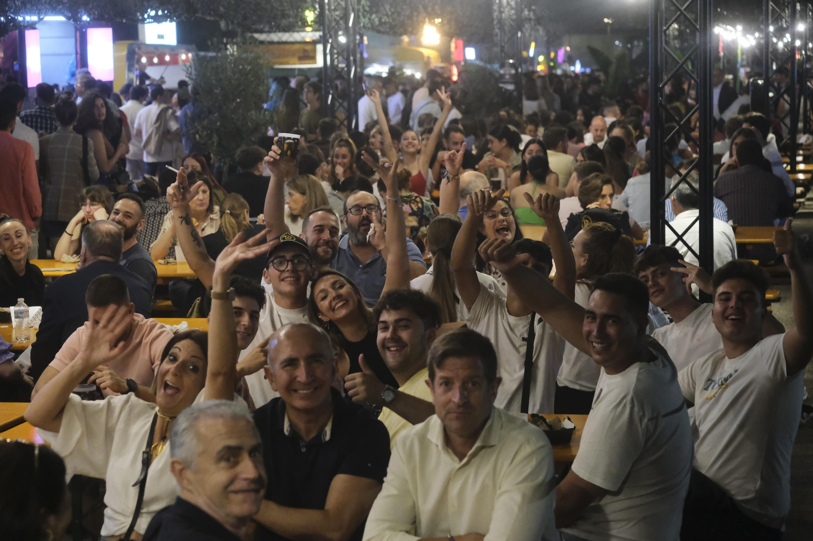 Neón y brasas en El Vial: el lleno absoluto de The Champions Burger en Córdoba Neón y brasas en El Vial: el lleno absoluto de The Champions Burger en Córdoba