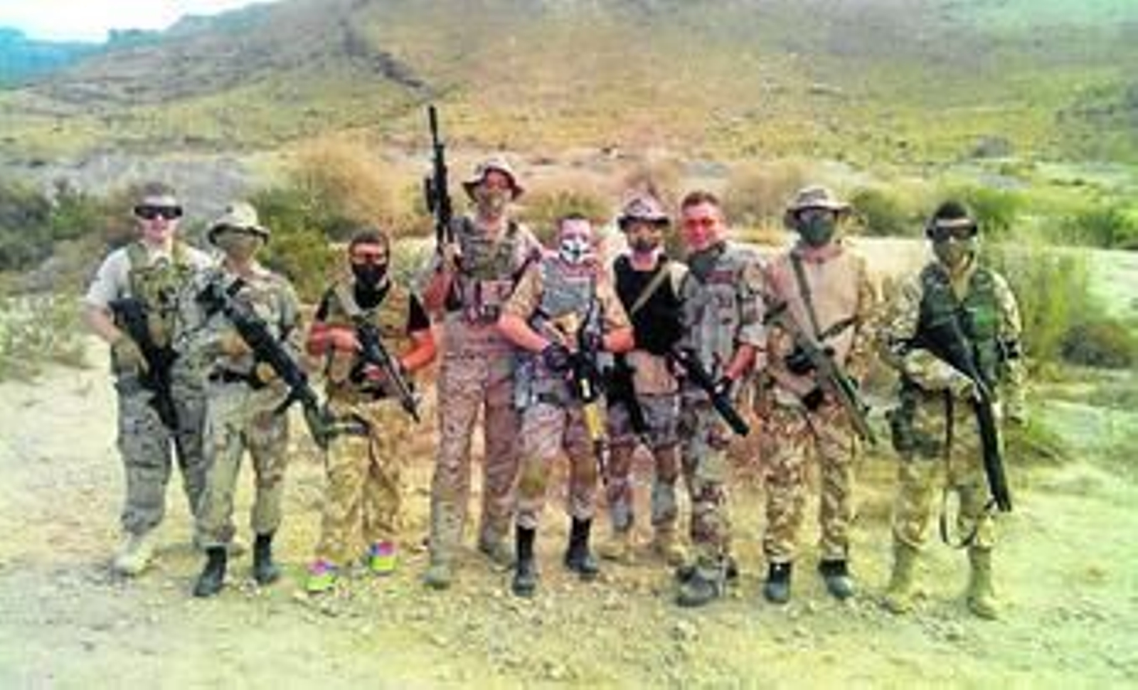 Miembros de la Asociación Airsoft Roquetas 'Spec Ops' durante una de las simulaciones.