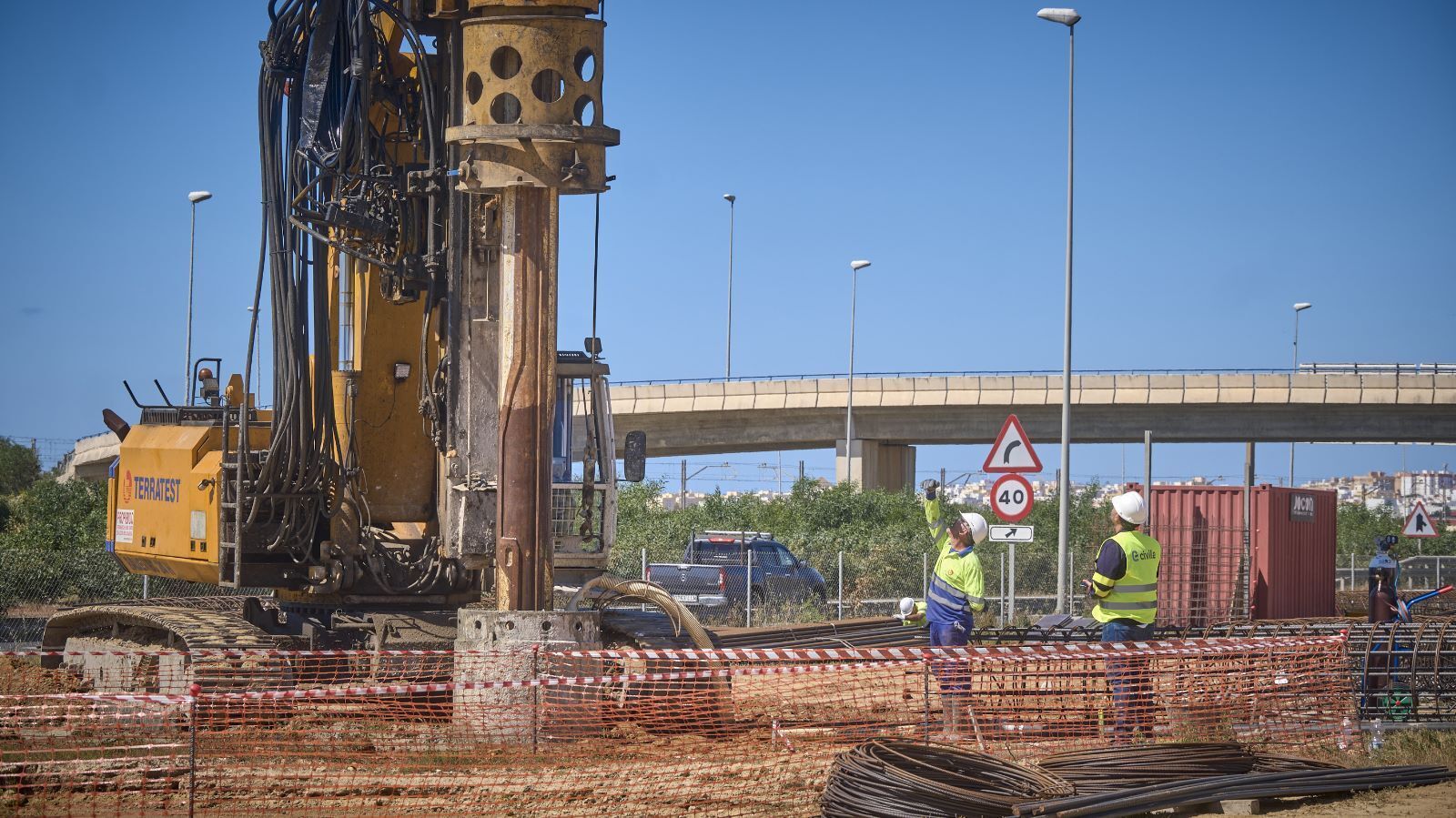 Imágenes de los trabajos para la construcción de la pasarela para conectar la parada del tranvía con Tres Caminos.