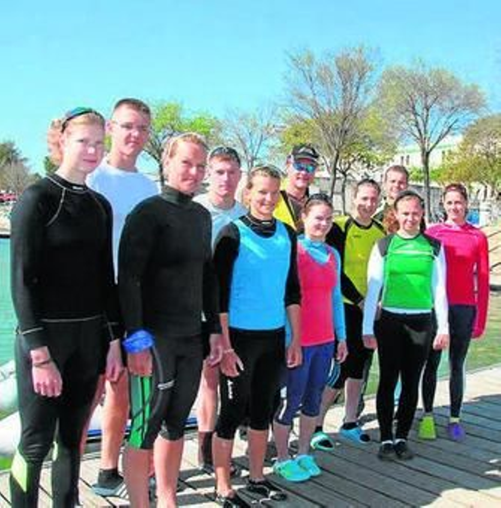 1. Siete embarcaciones de C1 entrenan de forma conjunta en aguas del Guadalquivir con varios barcos más detrás y con la Torre Pelli al fondo. 2. Varios deportistas de nacionalidad alemana de categoría juvenil posan con algunos séniors en uno de los pantalanes de la Cartuja. 3. El equipo nacional de remo de España aprovechó un día su estancia en el CEAR para acercarse a la escuela pública de golf pa recibir una clase y relajarse un rato tras el duro trabajo. 1. Siete embarcaciones de C1 entrenan de forma conjunta en aguas del Guadalquivir con varios barcos más detrás y con la Torre Pelli al fondo. 2. Varios deportistas de nacionalidad alemana de categoría juvenil posan con algunos séniors en uno de los pantalanes de la Cartuja. 3. El equipo nacional de remo de España aprovechó un día su estancia en el CEAR para acercarse a la escuela pública de golf pa recibir una clase y relajarse un rato tras el duro trabajo.