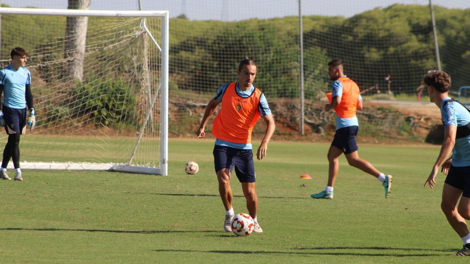 Un jugador del Cádiz CF Mirandilla, en un entrenamiento reciente