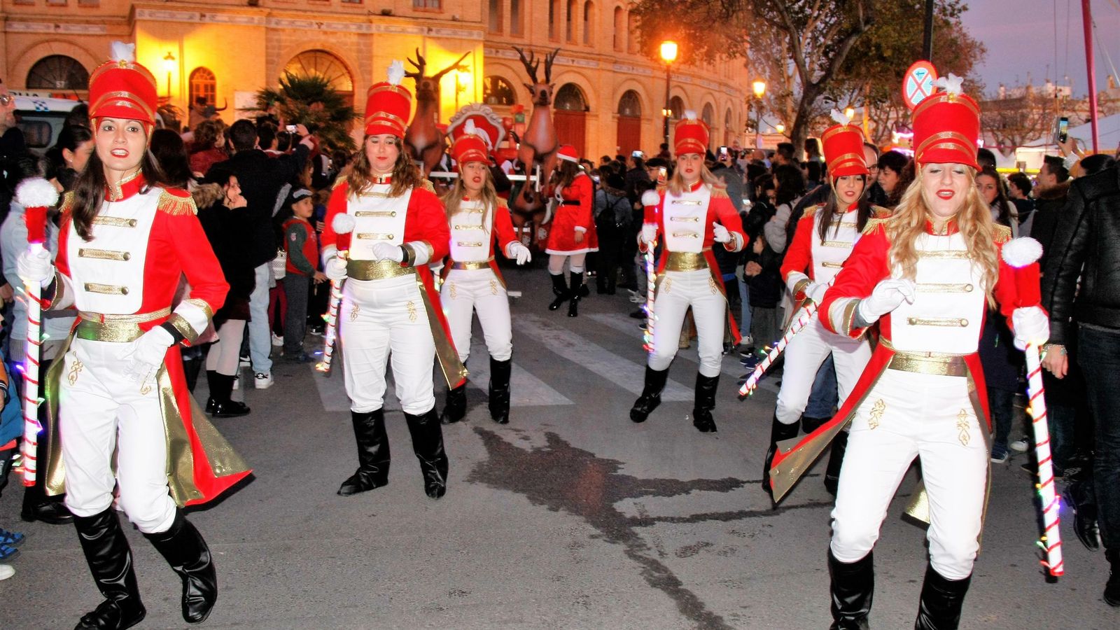 Santa Claus también fue acompañado por un grupo de baile formado por soldados de plomo.