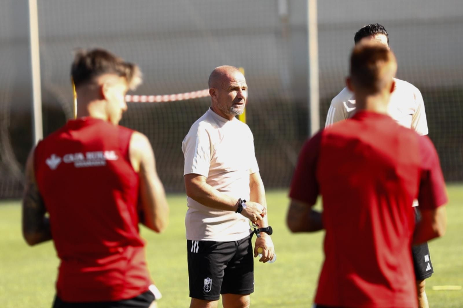 Paco López se dirige a su plantilla en el entrenamiento de este viernes