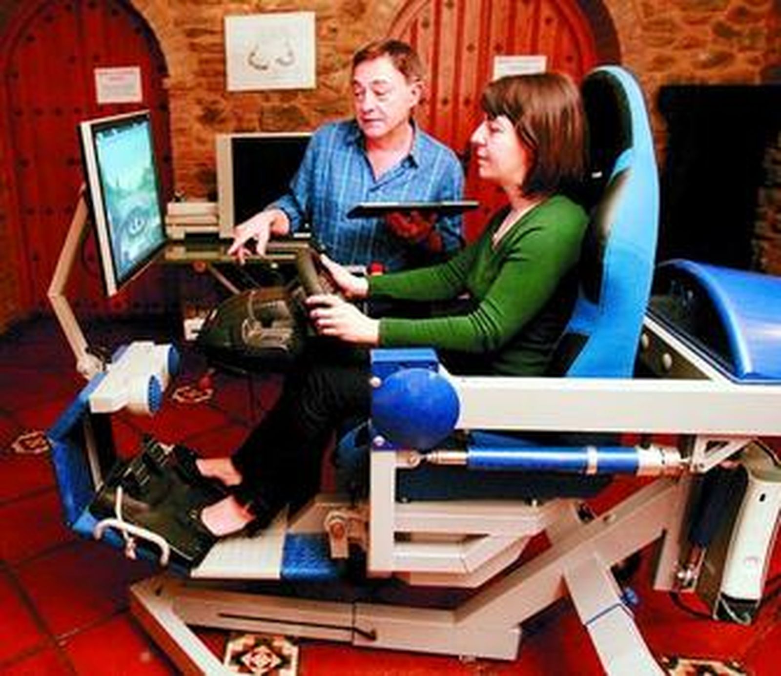 Laurence Seidler, junto a su mujer, en el prototipo de simulador de condución.
