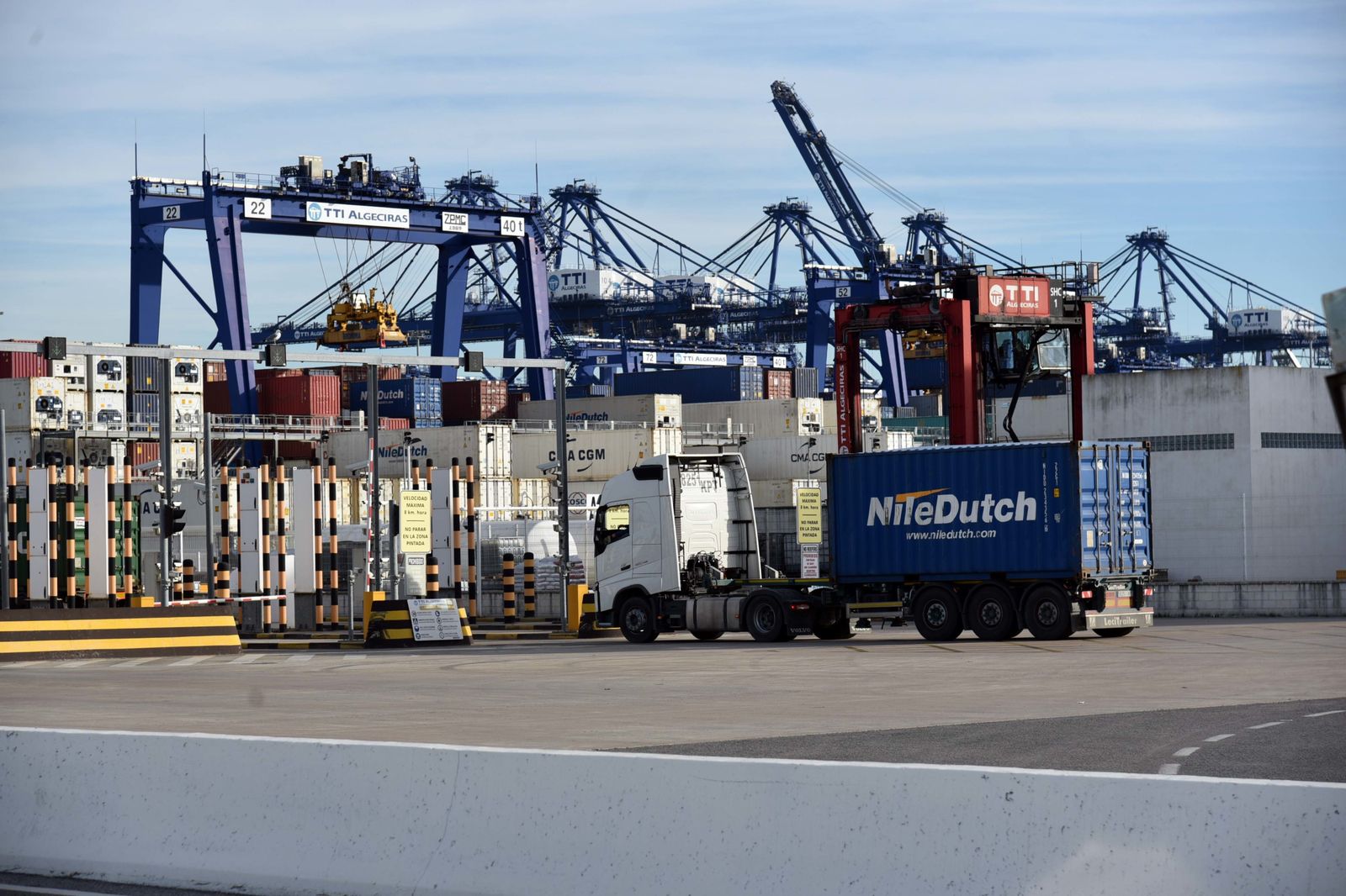 Un camión accede a TTI Algeciras.