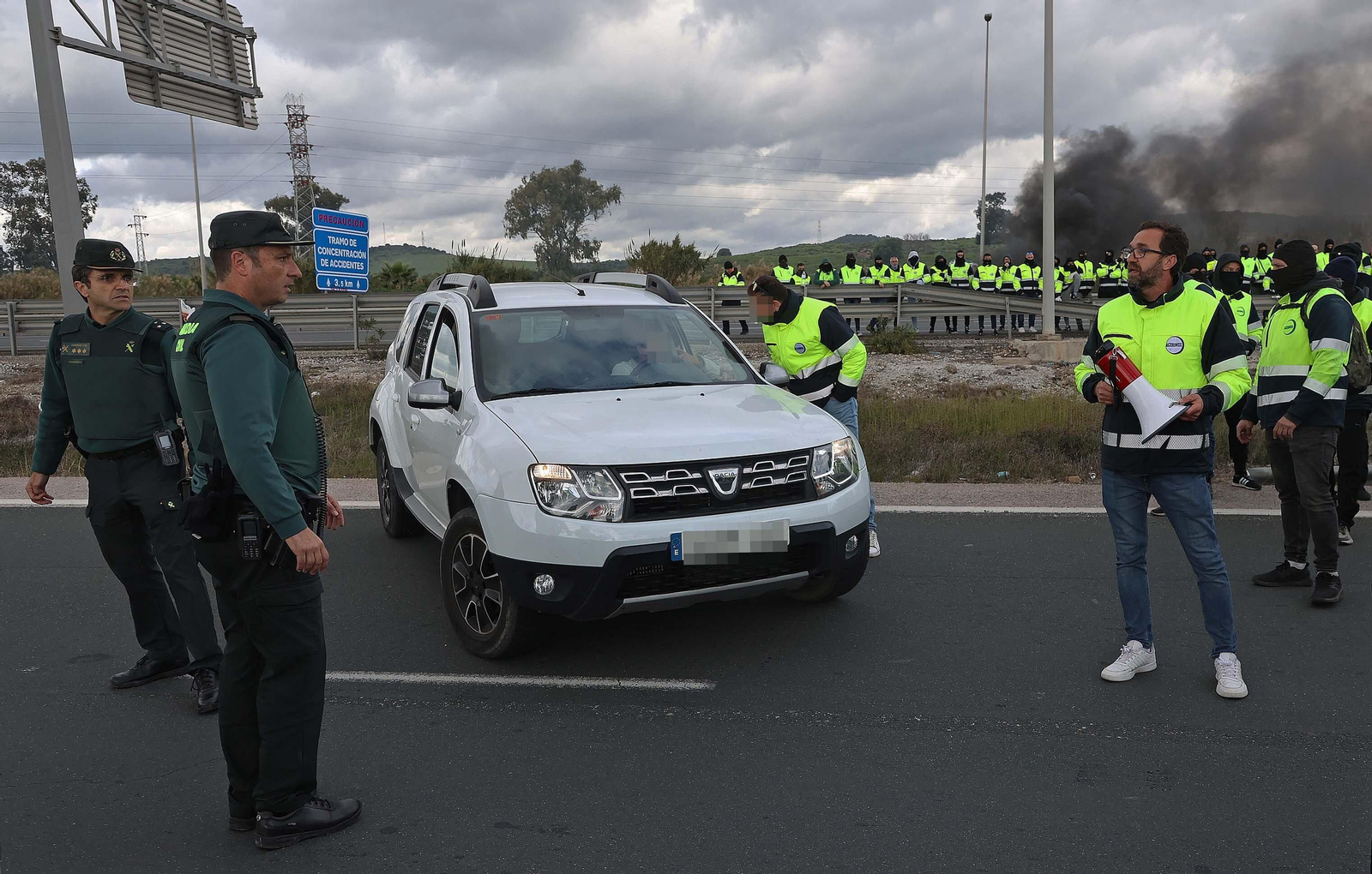 Imágenes del corte de la A7 por los huelguistas de Acerinox tras las negociaciones en el Consejo Andaluz de Relaciones Laborales