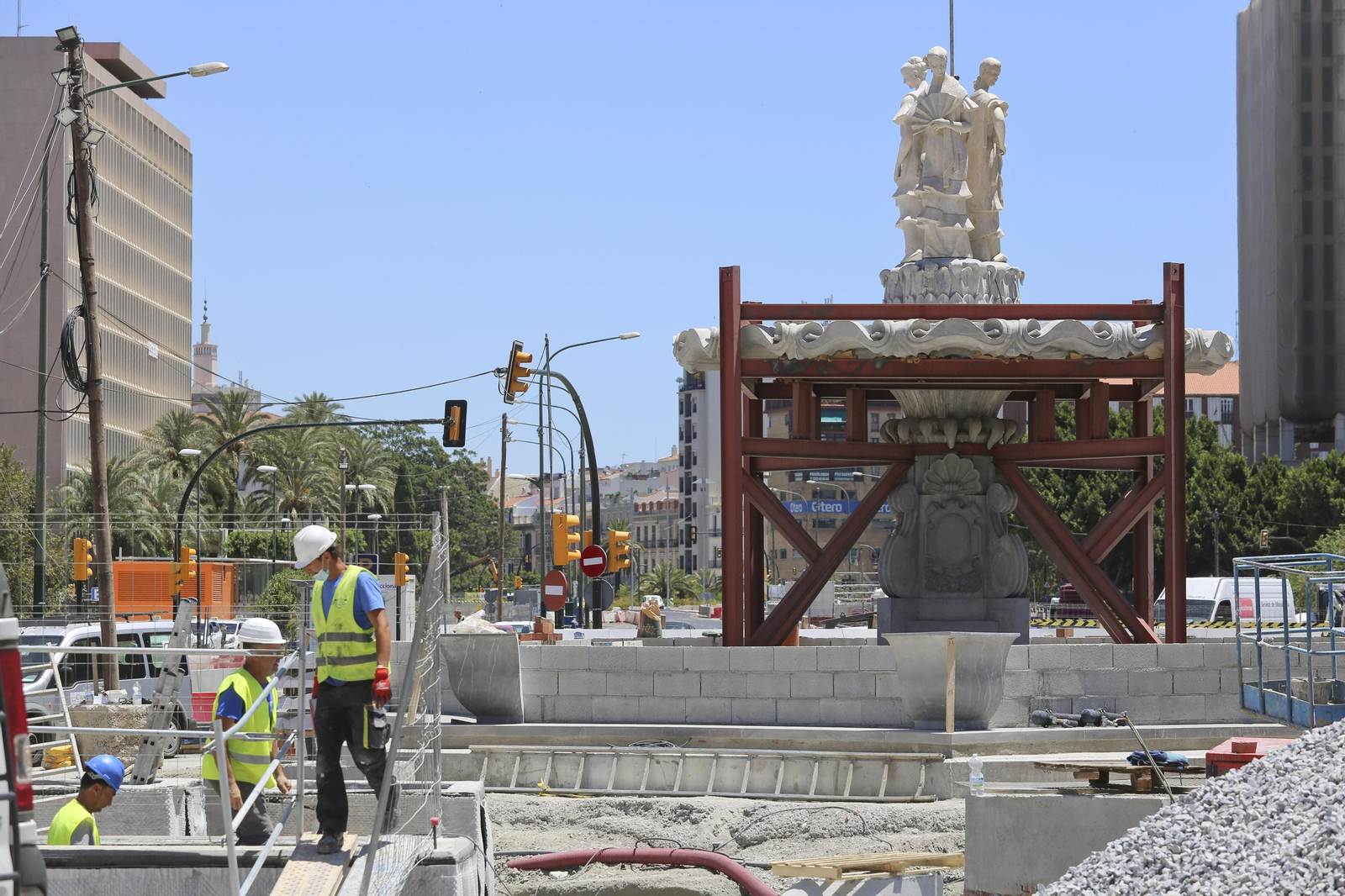 Fotos de la fuente de las Tres Gitanillas, que ya luce en la Avenida de Andalucía de Málaga