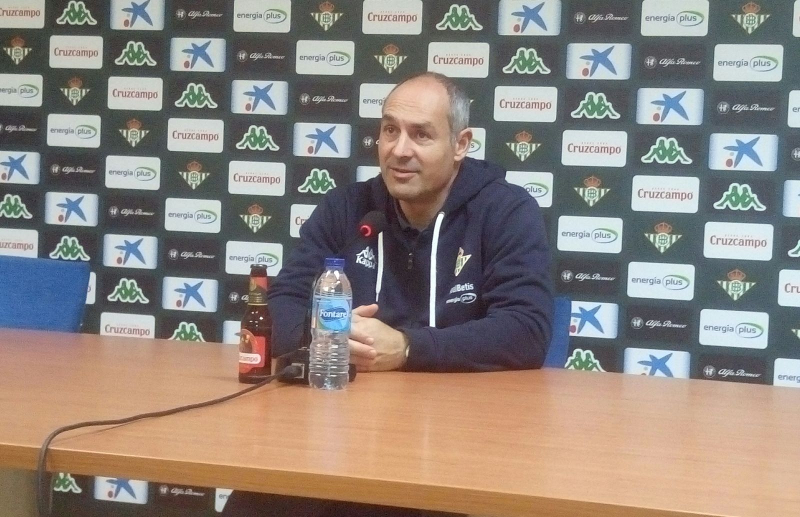 Curro Segura se dirige a la prensa en la previa del encuentro ante el Valladolid.