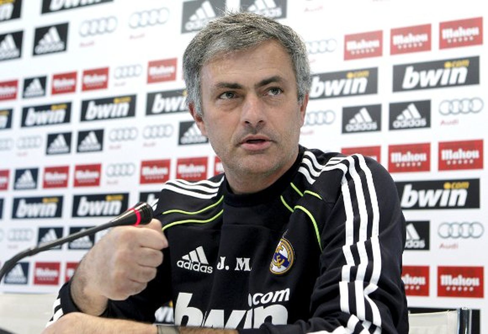 Mourinho se enfrenta a unos fotógrafos a su llegada a Barajas