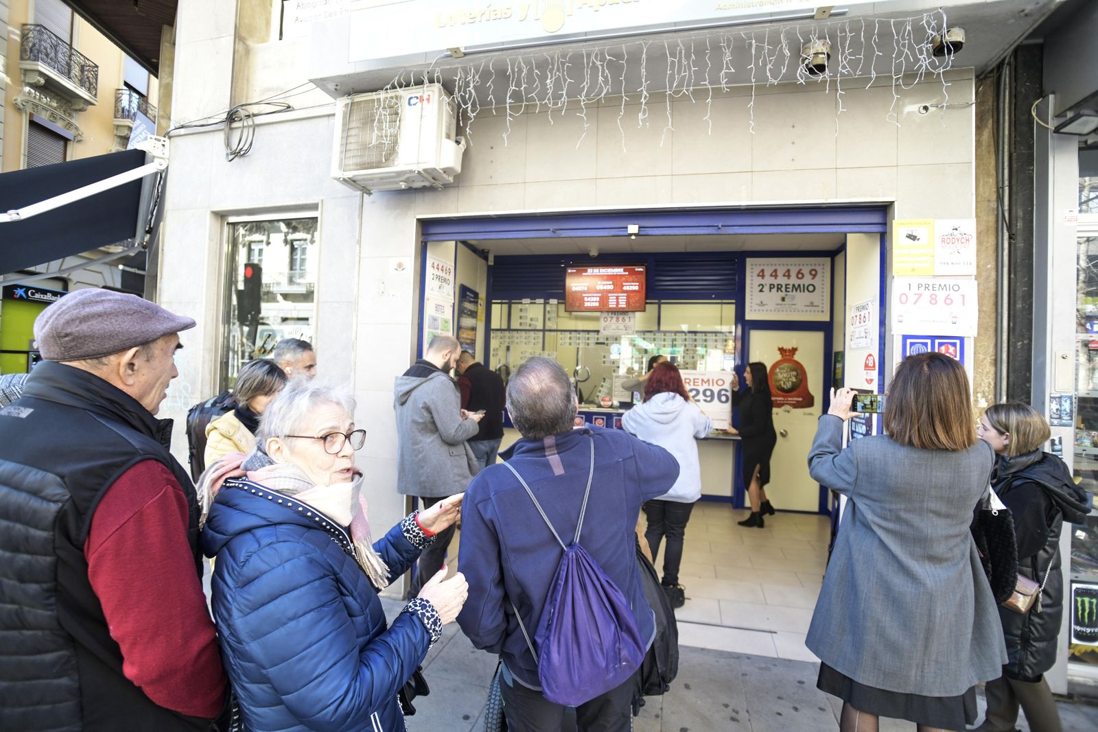 La celebración del Cuarto premio de la Lotería de Navidad en la Gran Vía de Granada, en imágenes