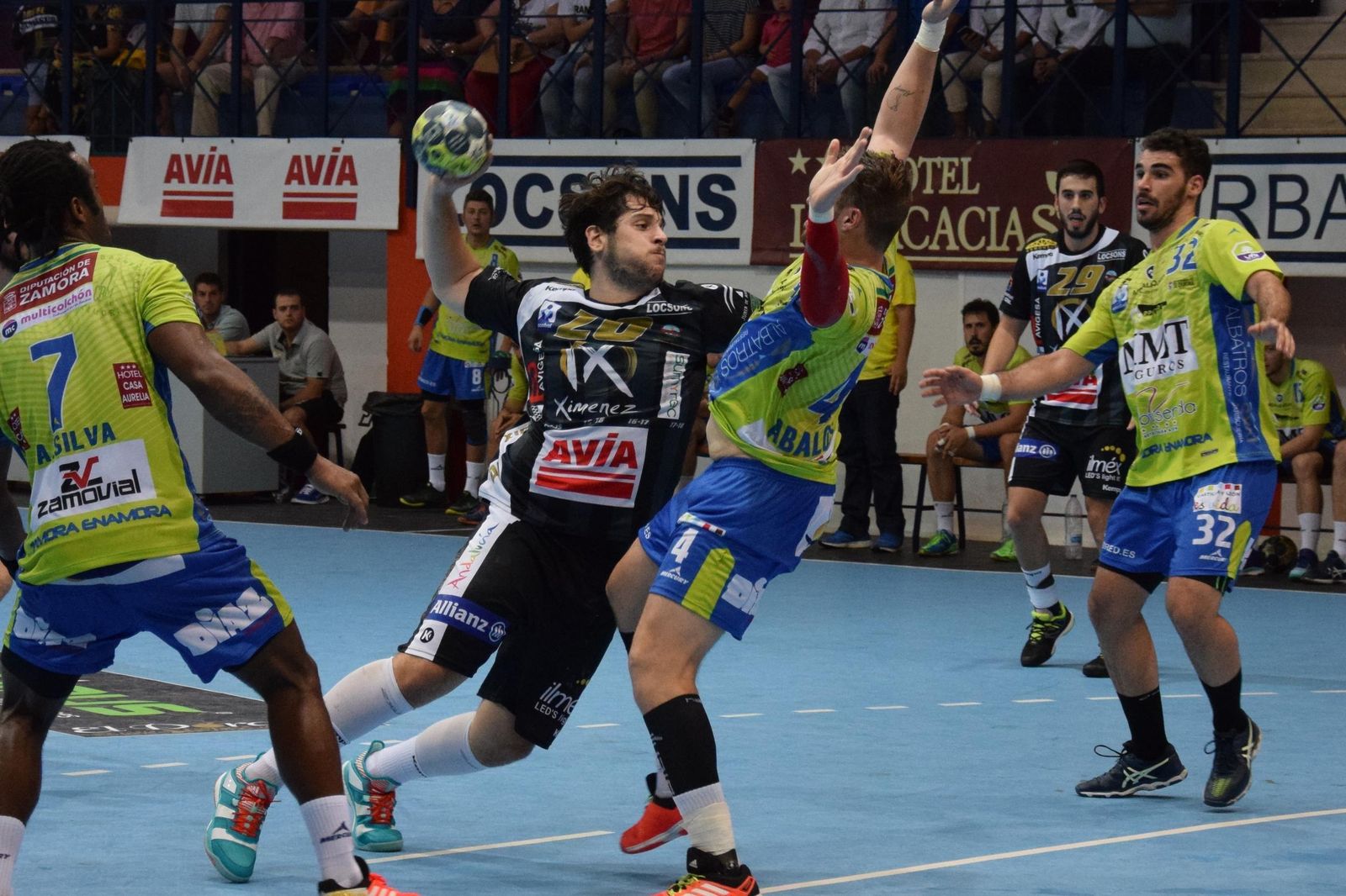 El pivote Tomás Moreira lanza sobre la defensa del Zamora.