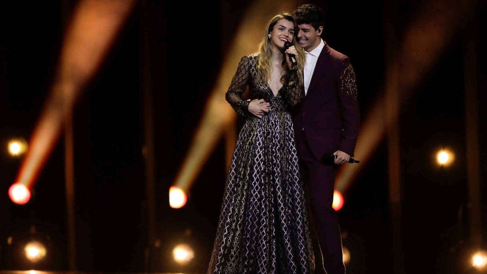 Amaia, de Teresa Helbig, y Alfred, con traje granate de Paco Varela.