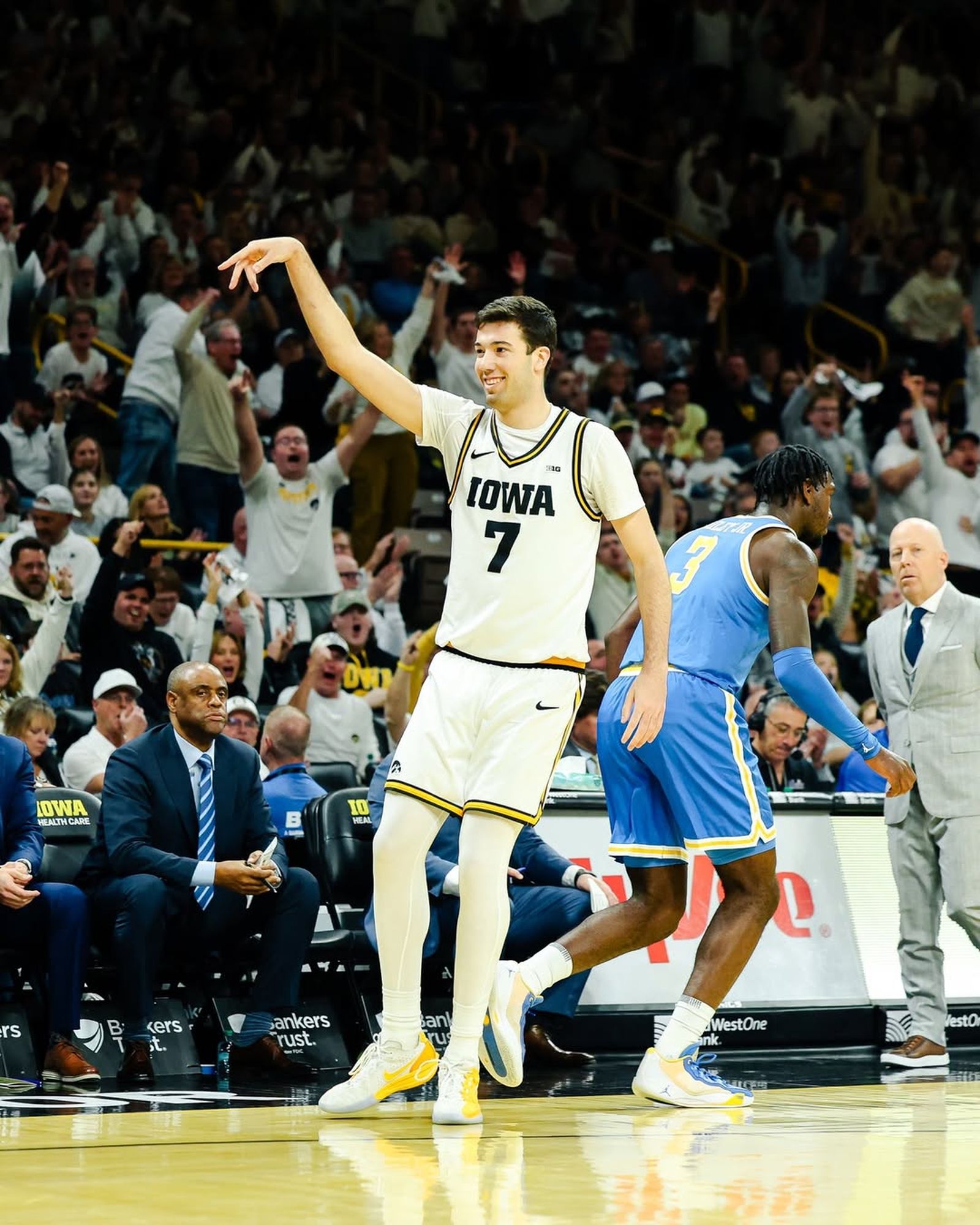 NCAA: Álvaro Folgueiras se sale ante UCLA