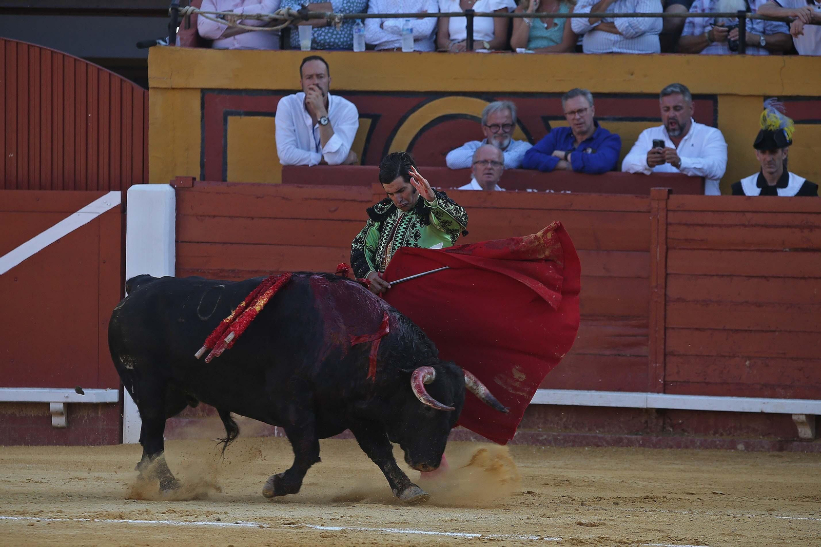 Fotos de la corrida del viernes de la Feria Taurina de Algeciras 2023: Morante de la Puebla, Emilio de Justo y David Galván