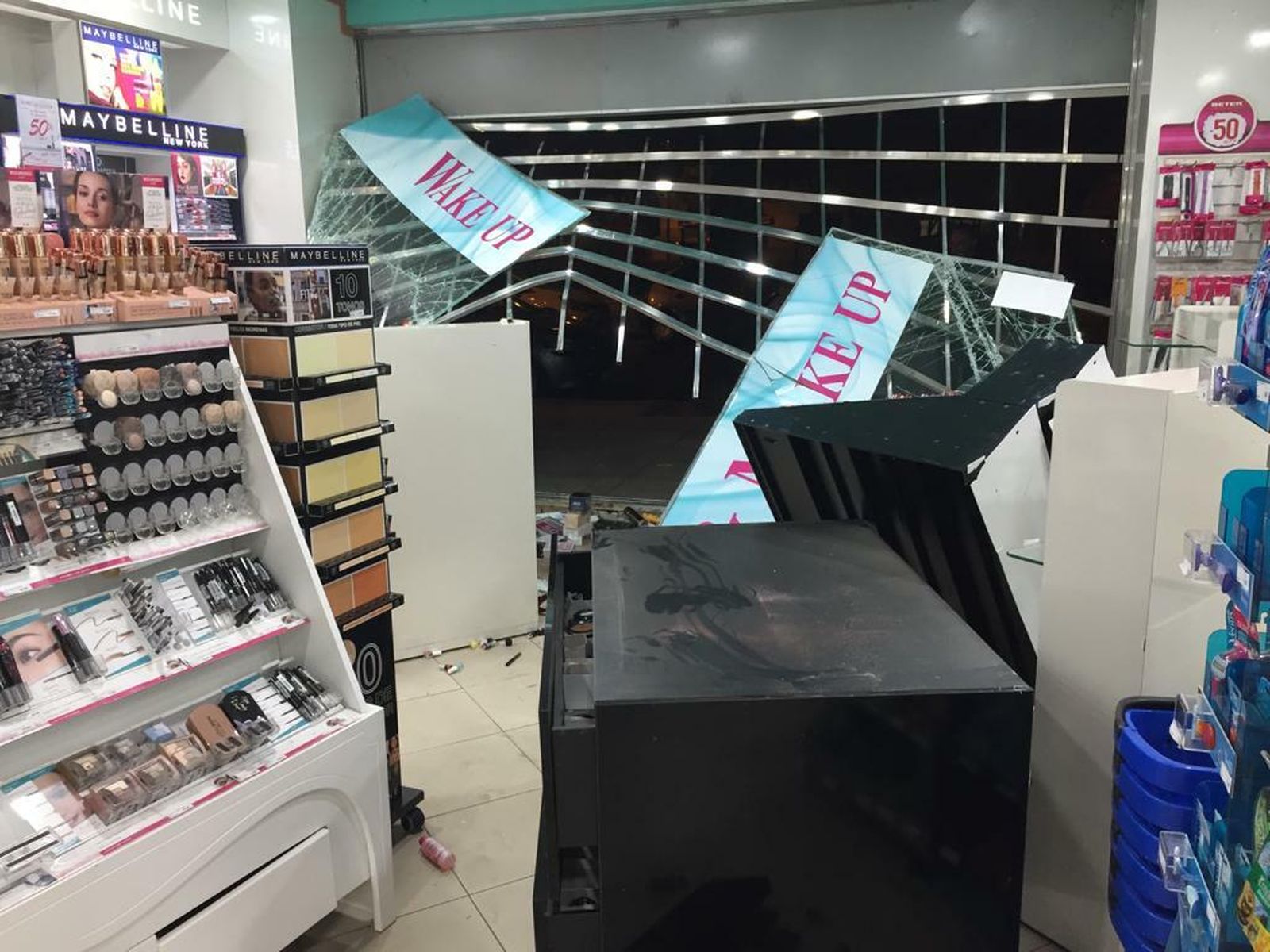 Las imágenes del robo por alunizaje en la perfumería Aromas de Los Bermejales