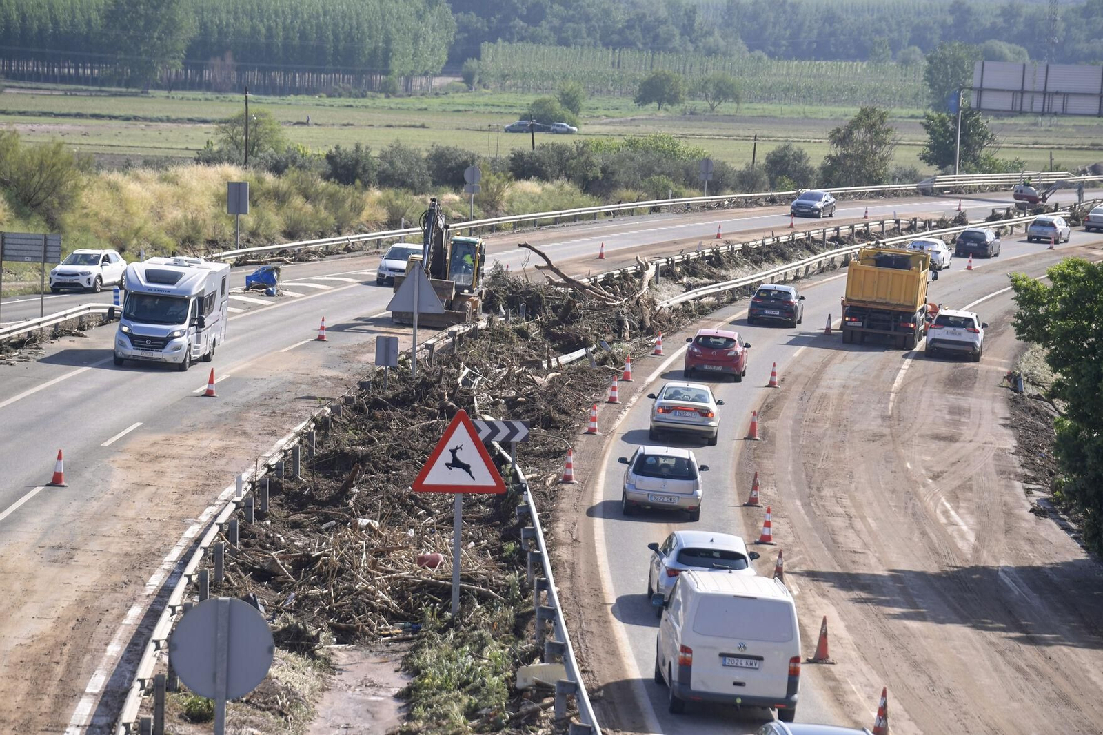 Arreglos en la A-92 de Granada, cortada por la riada y que provocó cortes durante horas