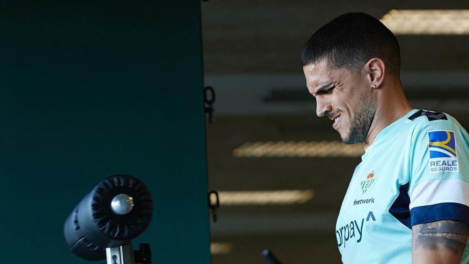 Bartra se ejercita al margen en el gimnasio de la Ciudad Deportiva Luis del Sol.