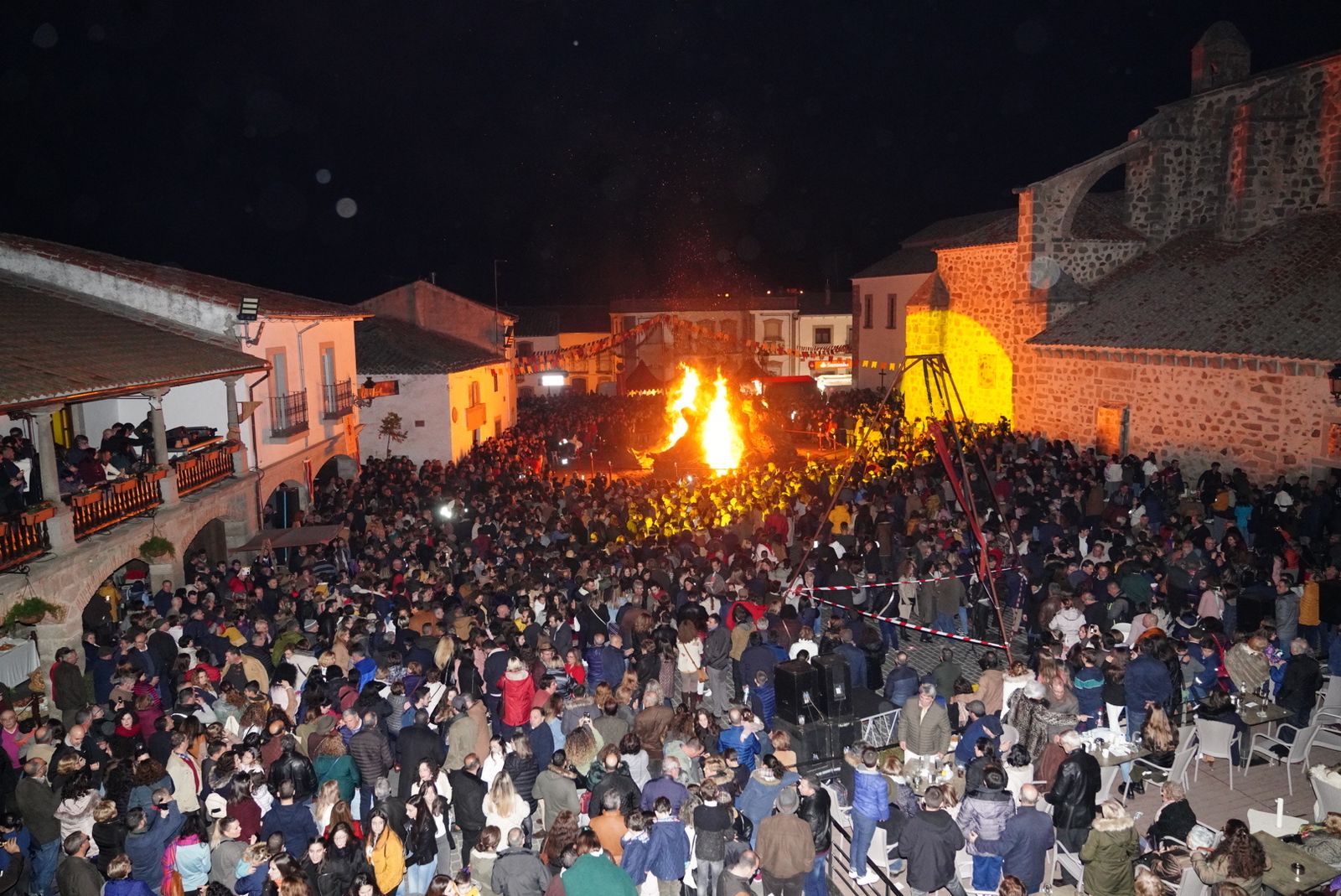 La gran hoguera arde en la Plaza de la Villa de Dos Torres.