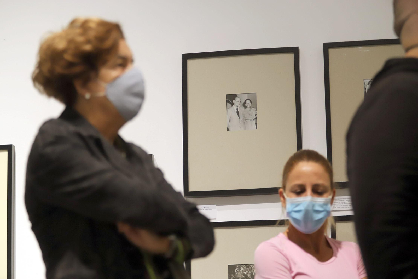 Las imágenes de la inauguración de la exposición 'Los Nuestros. Un puente de palabras'en el Comercial