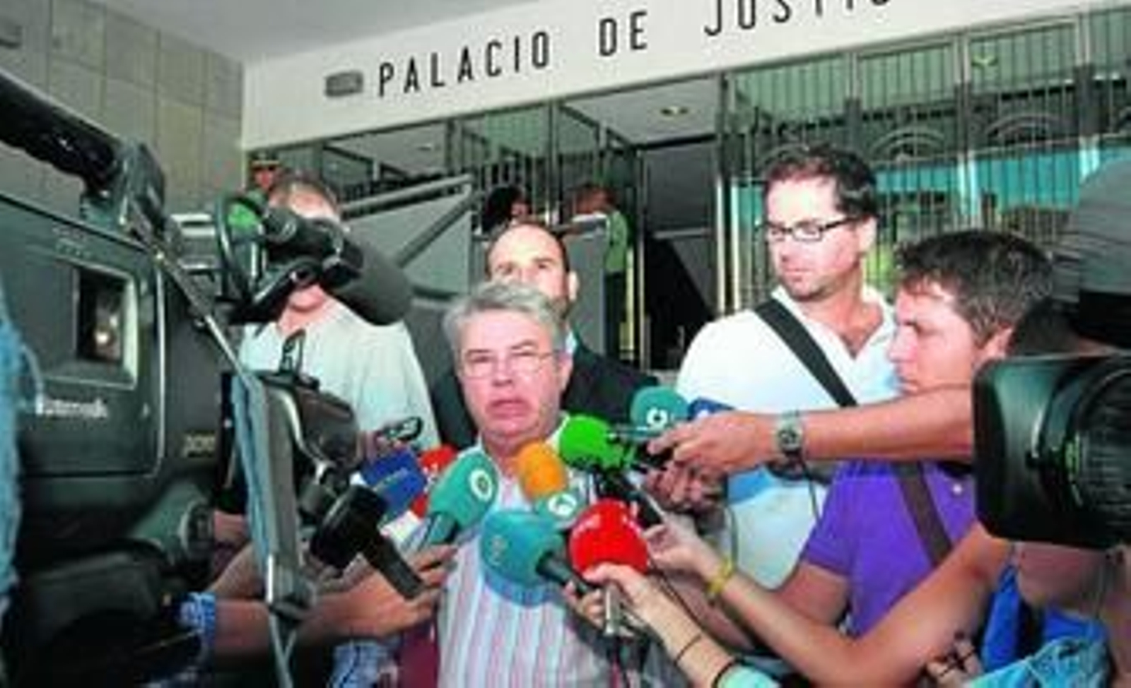 El delegado en Huelva de Derecho a Vivir atiende a los medios tras la denuncia puesta el pasao viernes.