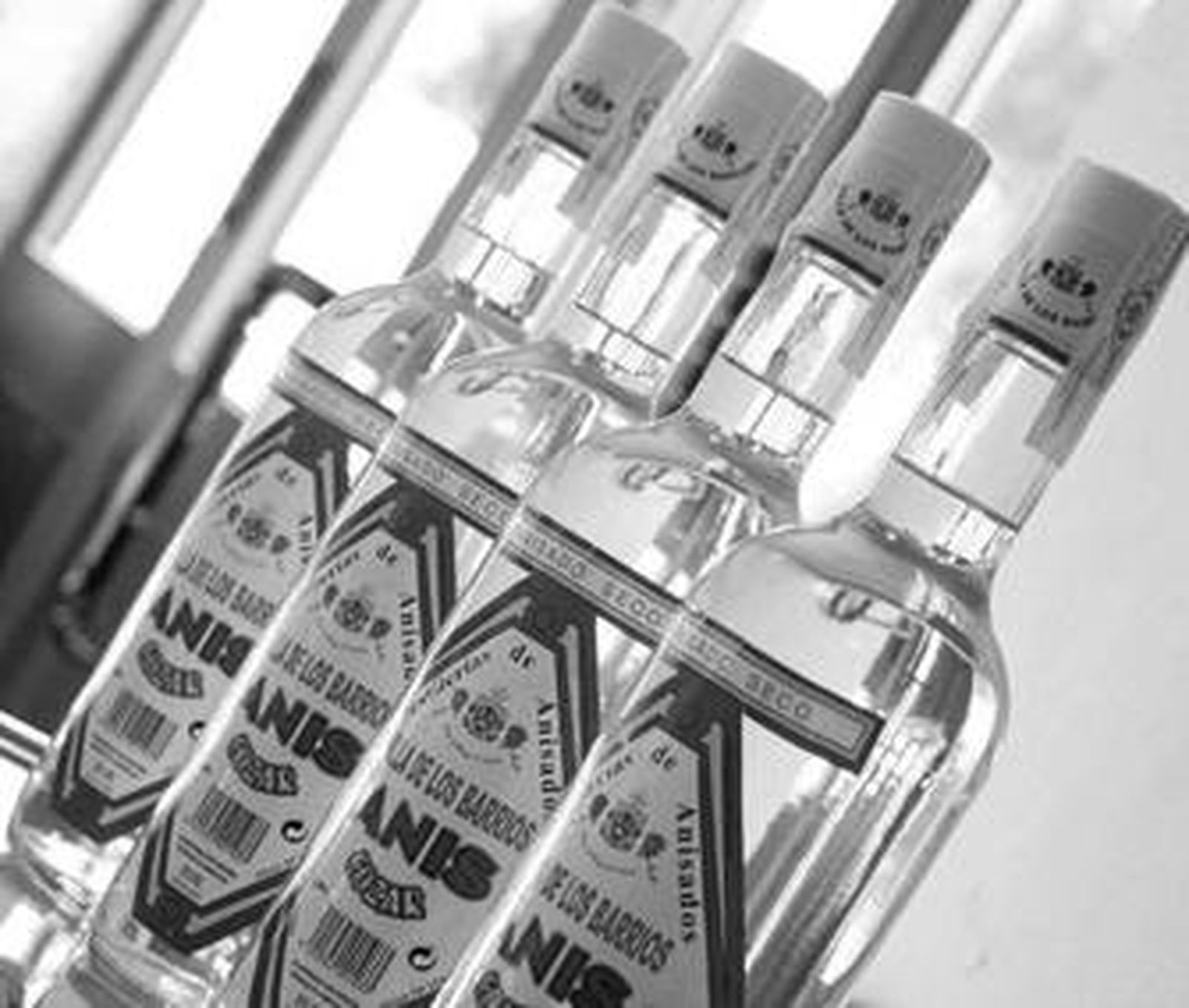 Cuatro botellas de Anís Cózar de la variedad seco a la venta en un supermercado de la localidad, esta semana.