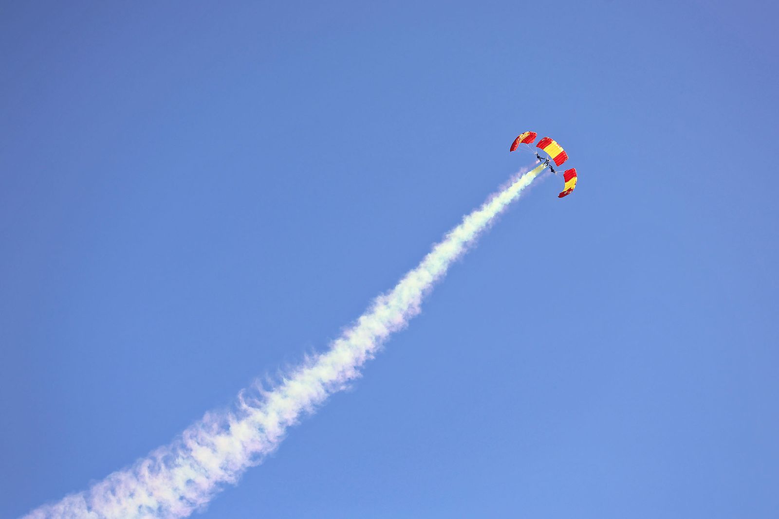 Fotografías de la exhibición aérea de la Patrulla Acrobática de Paracaidismo del Ejército del Aire 'Papea' y de la Patrulla Acrobática de Helicópteros 'ASPA'  en los actos de homenaje al centenario del Plus Ultra presidido por S.M. el Rey Felipe VI